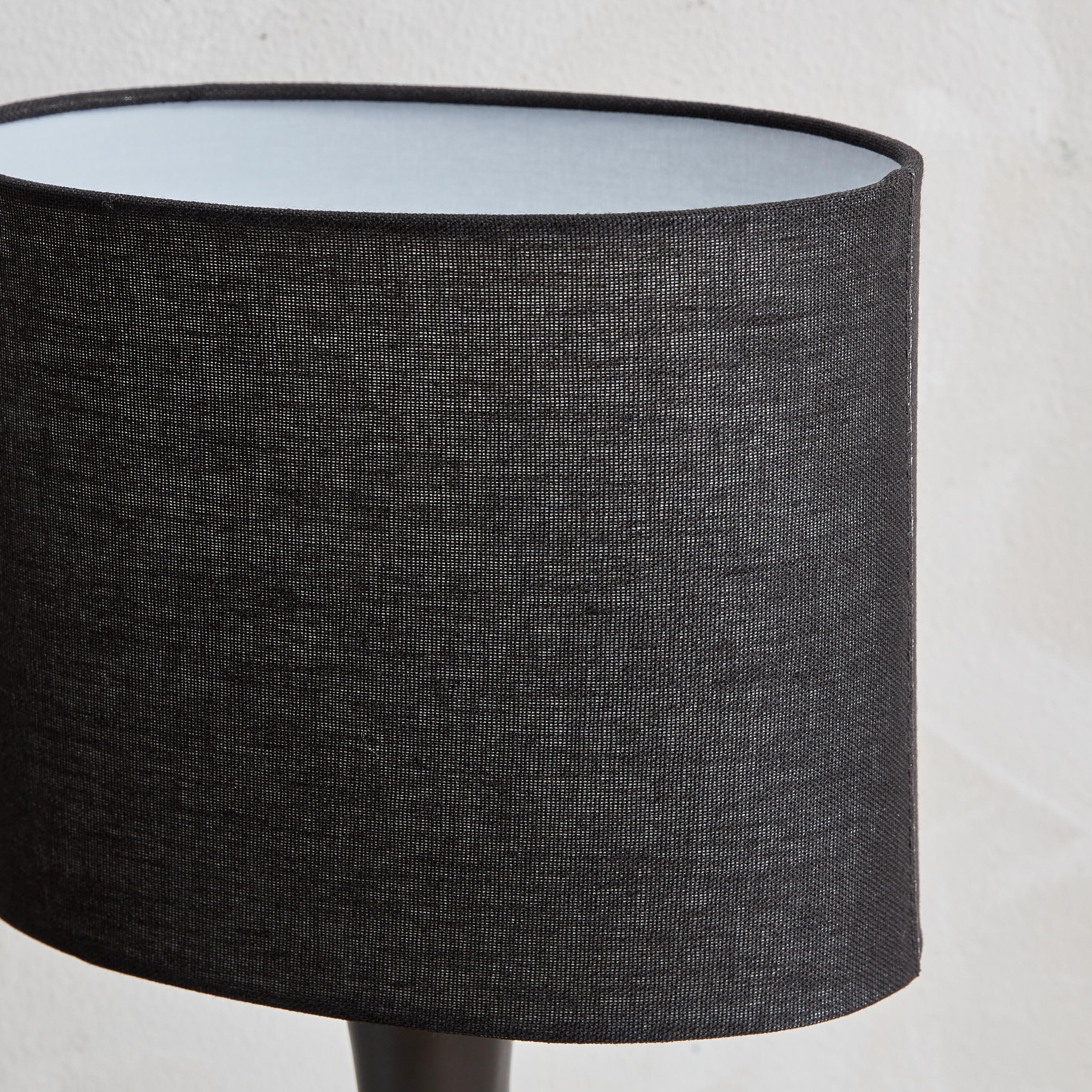 مصباح طاولة سيراميك بغطاء كتان من نوفالي - 38 سم-hbxbedroom-lighting-tablelamps-image-3
