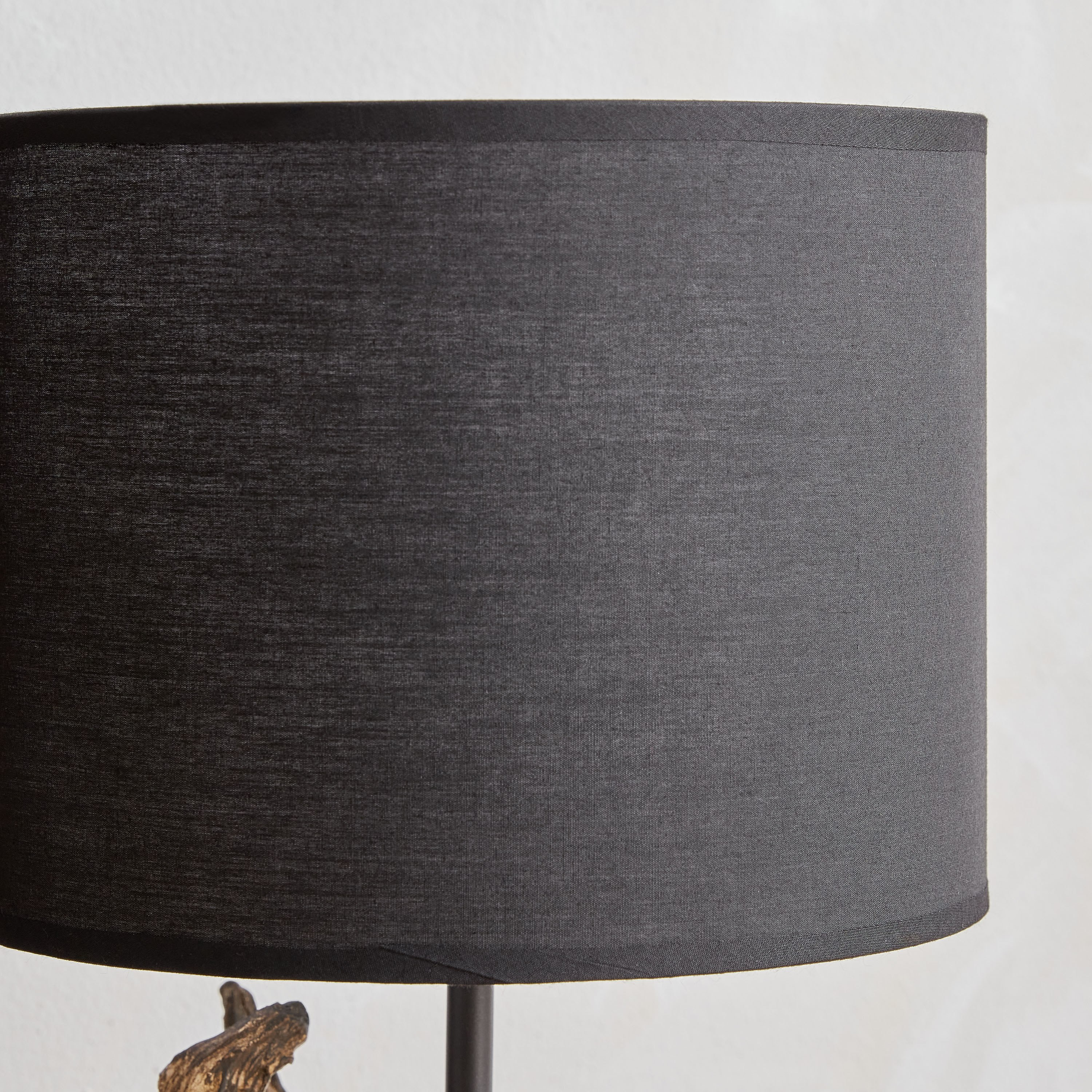 مصباح طاولة بقاعدة راتنج خشبية مع غطاء من نوفالي - 50.5 سم-hbxbedroom-lighting-tablelamps-image-3