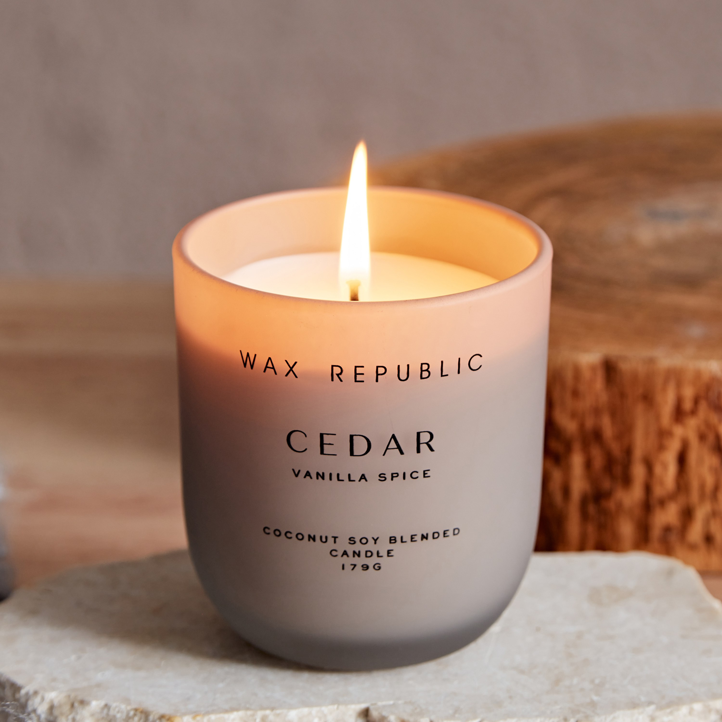 جرة شمعة معتمة بغطاء بريميوم سيدار فانيليا سبايس من أوشيانيك - 179 جم-hbxlivingroom-decorandaccessories-candles-image-2