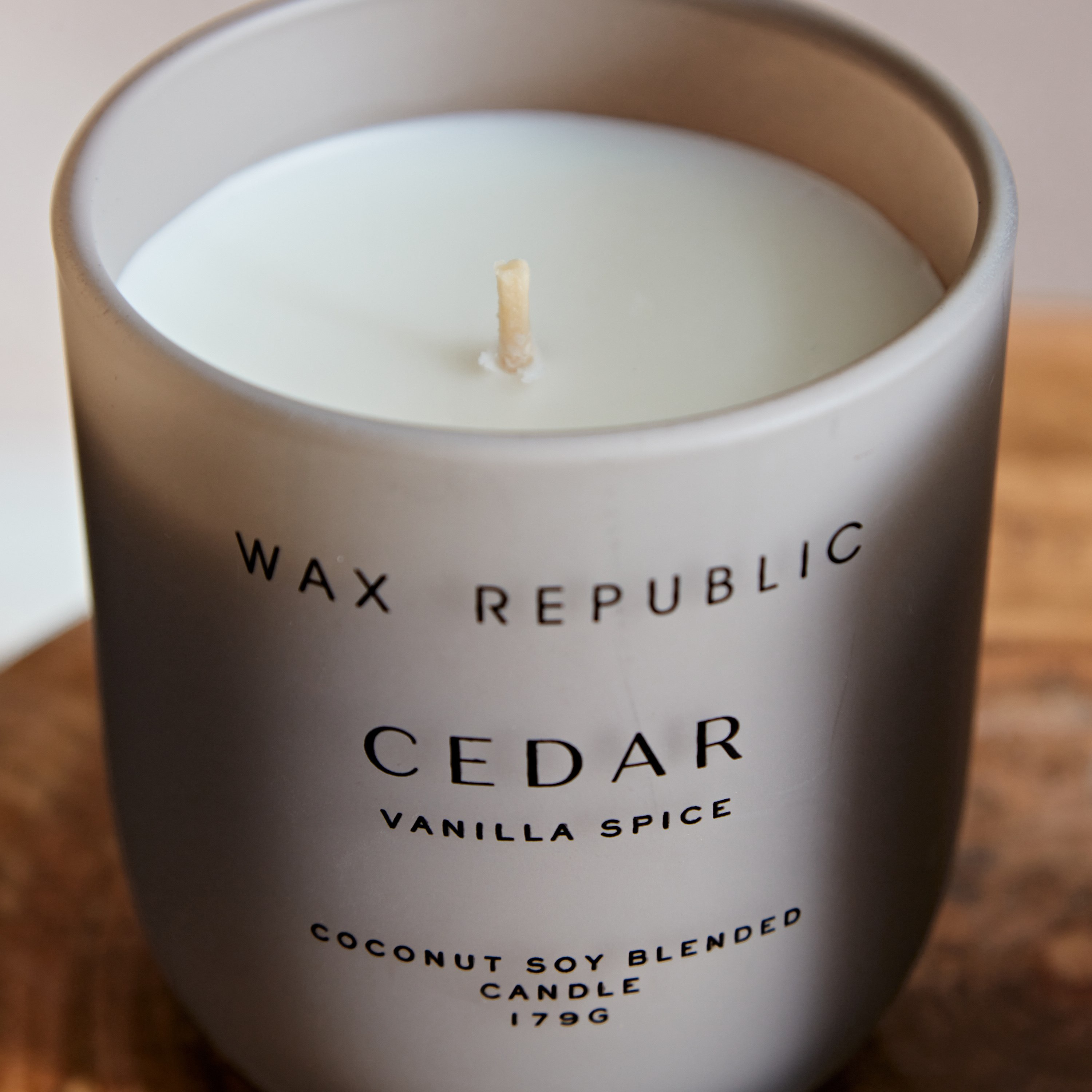 جرة شمعة معتمة بغطاء بريميوم سيدار فانيليا سبايس من أوشيانيك - 179 جم-hbxlivingroom-decorandaccessories-candles-image-3