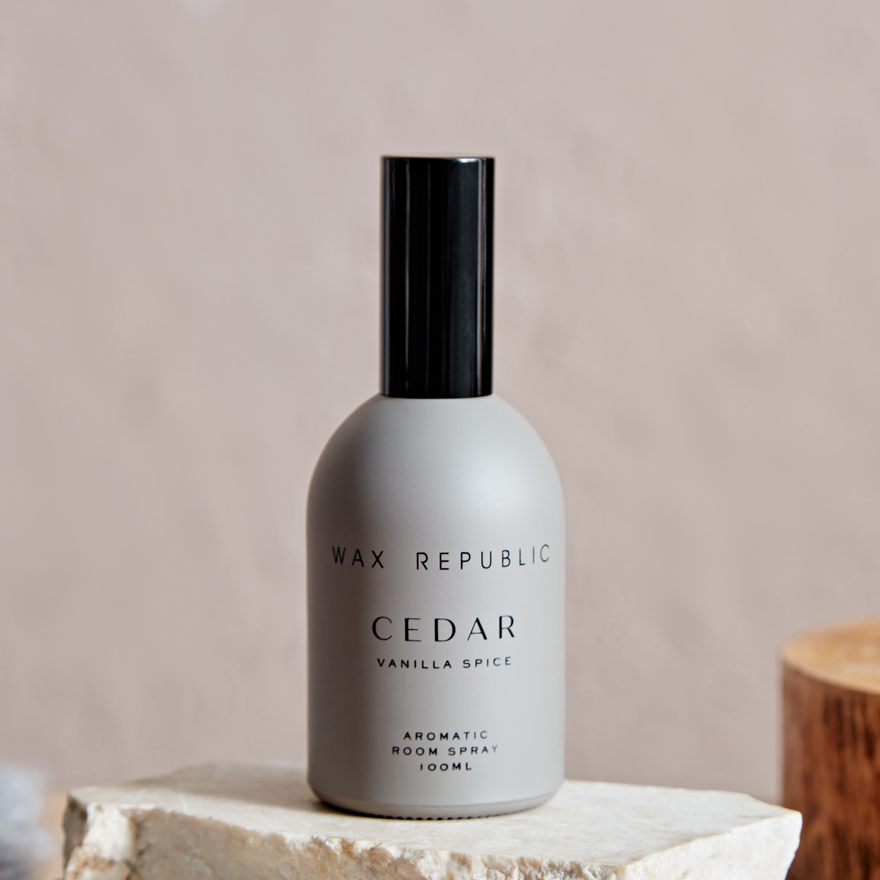 بخاخ معطر غرف بريميوم سيدار فانيليا سبايس من أوشيانيك - 100 مل-hbxdecorandfurnishings-homefragrance-roomfreshnersandaromamist-image-1