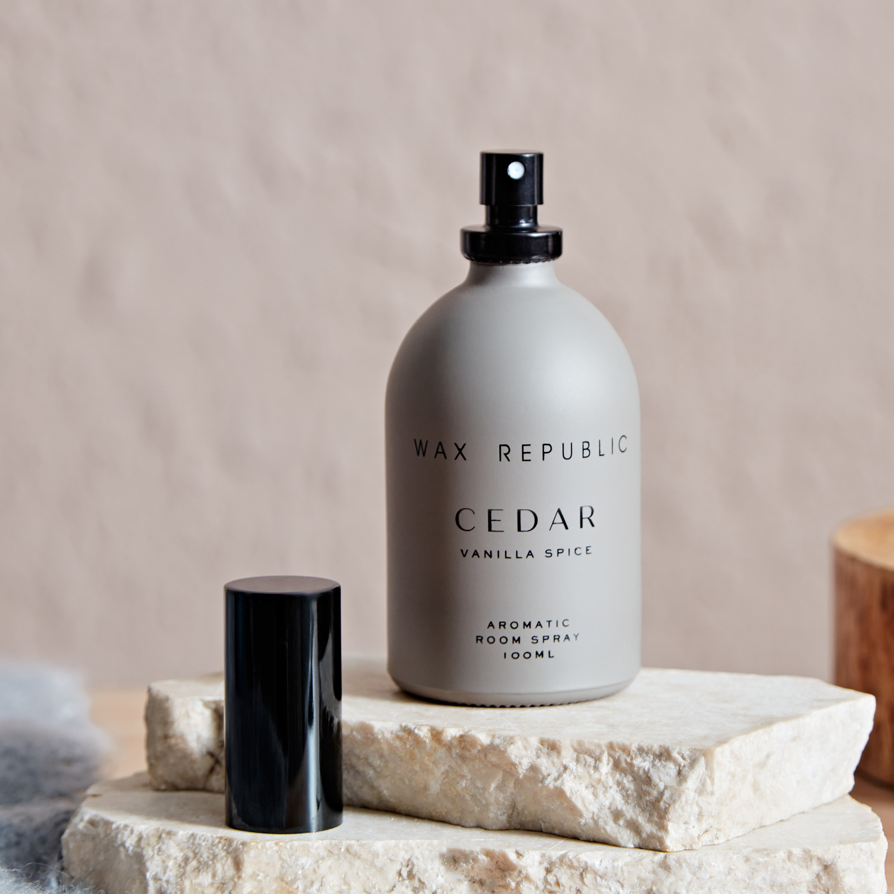 بخاخ معطر غرف بريميوم سيدار فانيليا سبايس من أوشيانيك - 100 مل-hbxdecorandfurnishings-homefragrance-roomfreshnersandaromamist-image-2