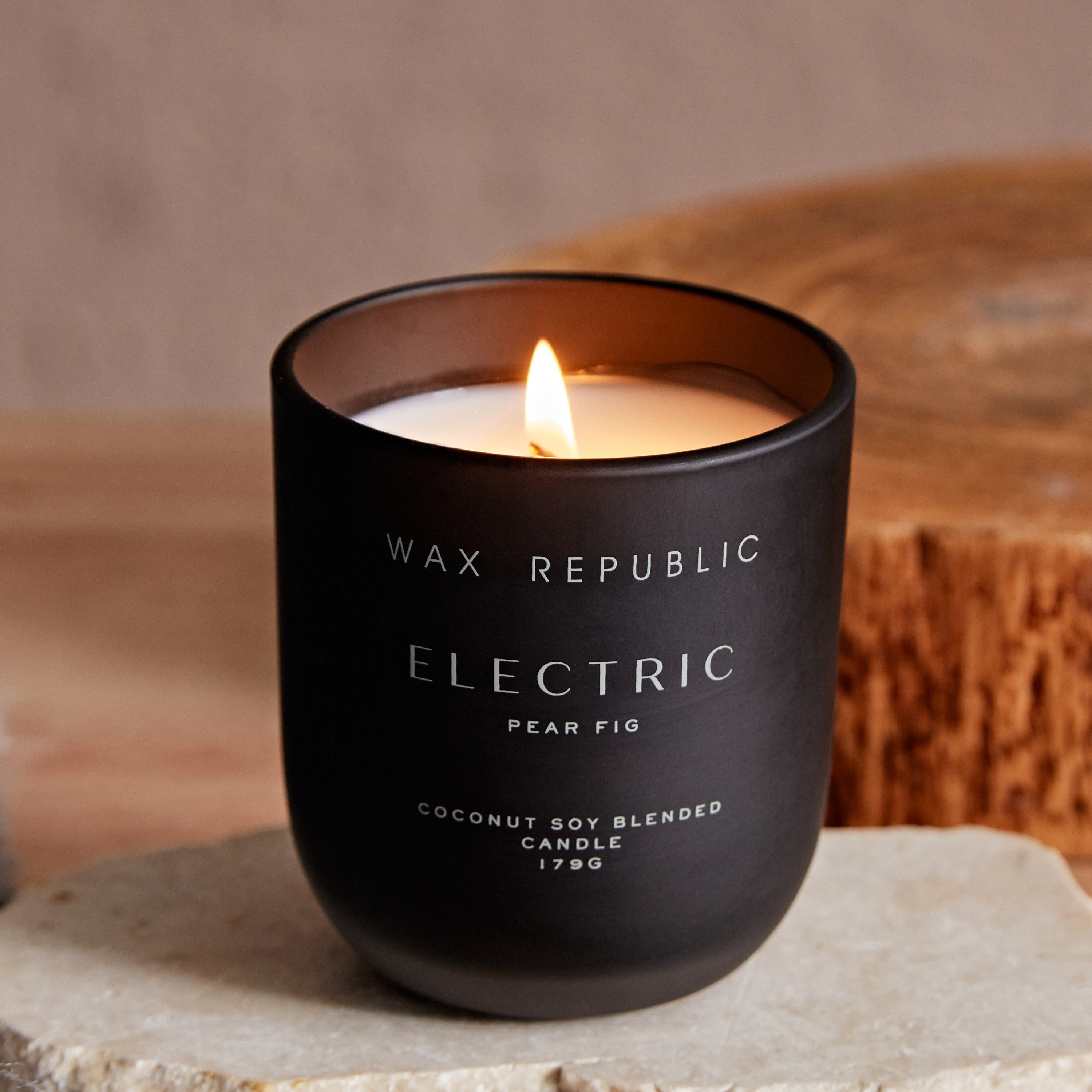 جرة شمعة معتمة بغطاء إلكتريك بير فيج من أوشانيك بريميوم - 179 جرام-hbxlivingroom-decorandaccessories-candles-image-2