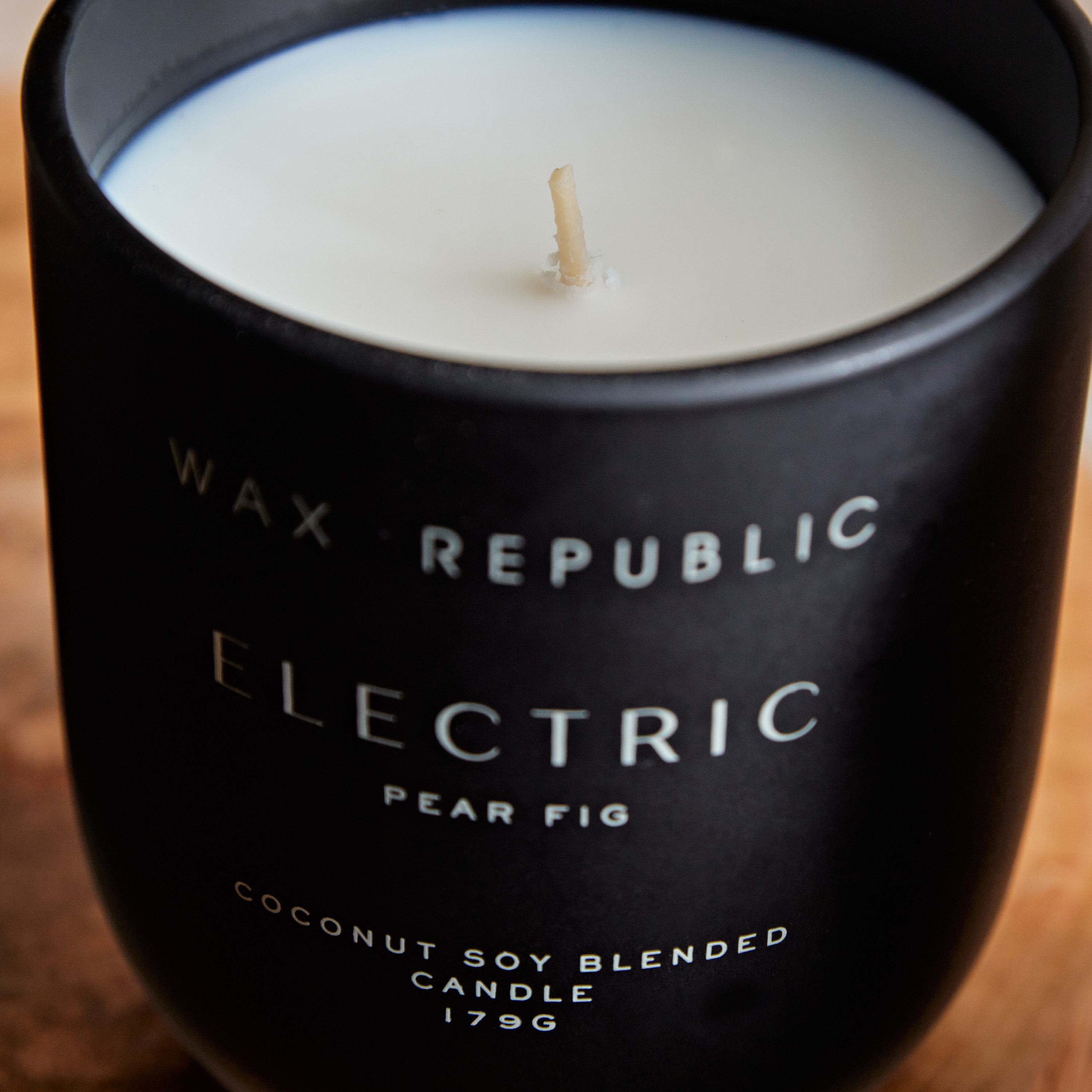جرة شمعة معتمة بغطاء إلكتريك بير فيج من أوشانيك بريميوم - 179 جرام-hbxlivingroom-decorandaccessories-candles-image-3