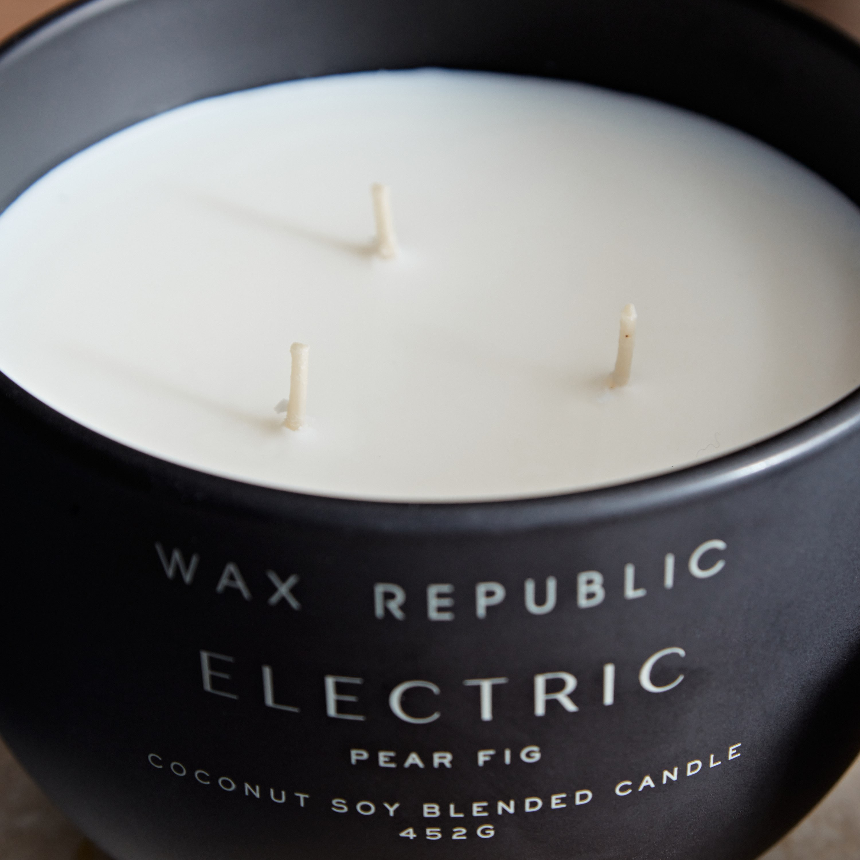 جرة شمعة معتمة بغطاء إلكتريك بير فيج من أوشانيك بريميوم - 452 جرام-hbxlivingroom-decorandaccessories-candles-image-3
