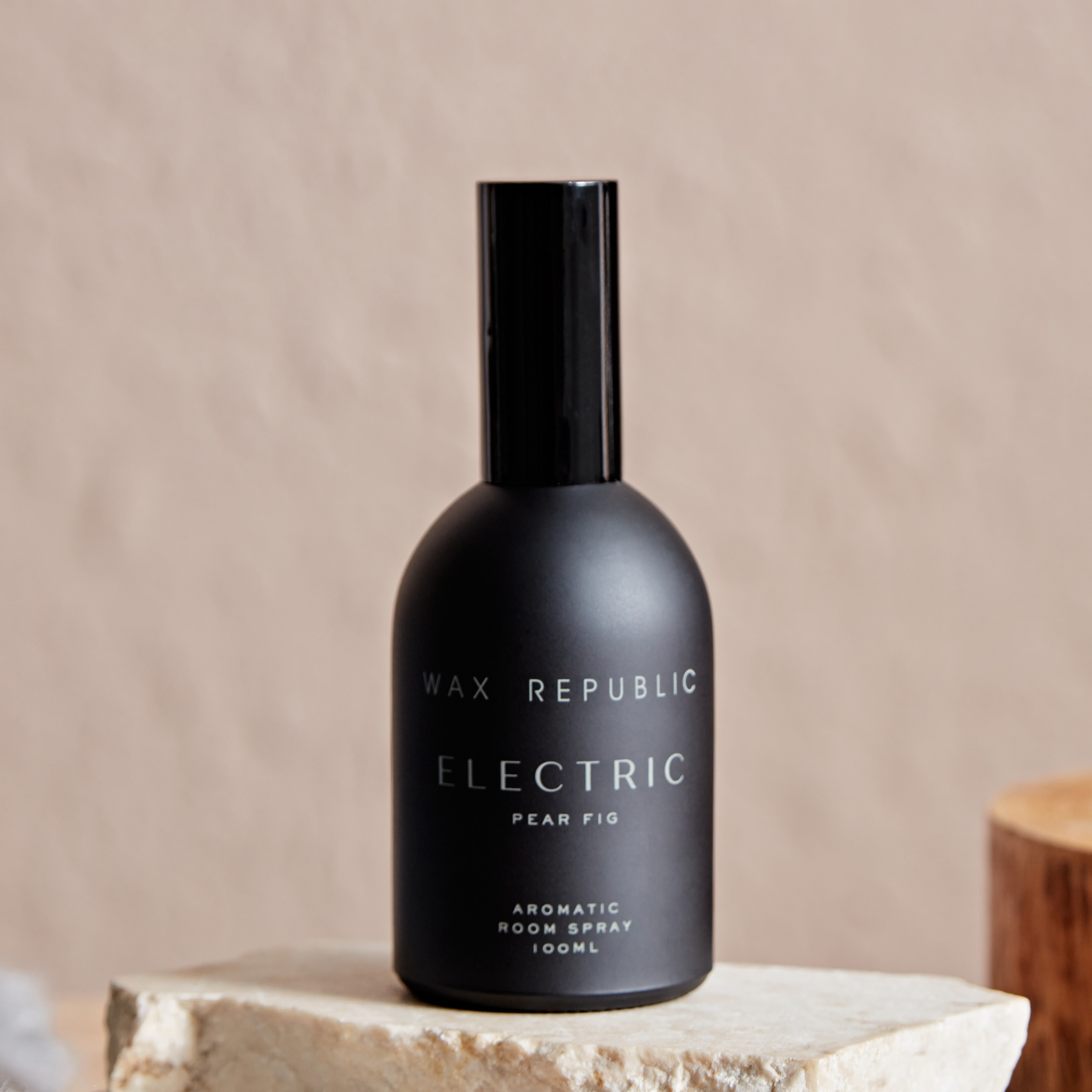 بخاخ معطر إليكتريك بير فيج من أوشانيك - 100 مل-hbxdecorandfurnishings-homefragrance-roomfreshnersandaromamist-image-1