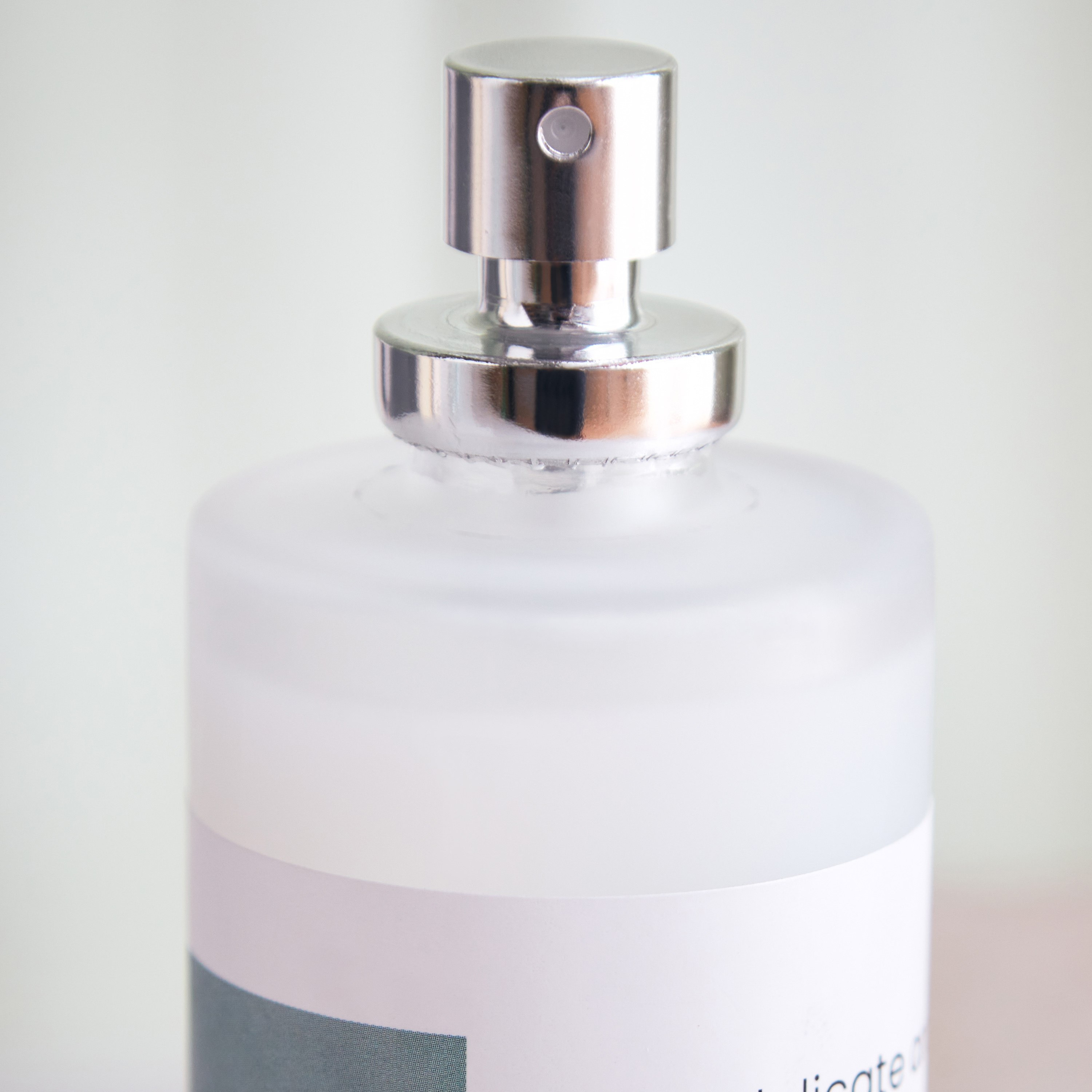 بخاخ معطر للغرفة برائحة المريمية والشاي الأبيض بريميوم من سوليتود- 100 مل-hbxdecorandfurnishings-homefragrance-roomfreshnersandaromamist-image-3