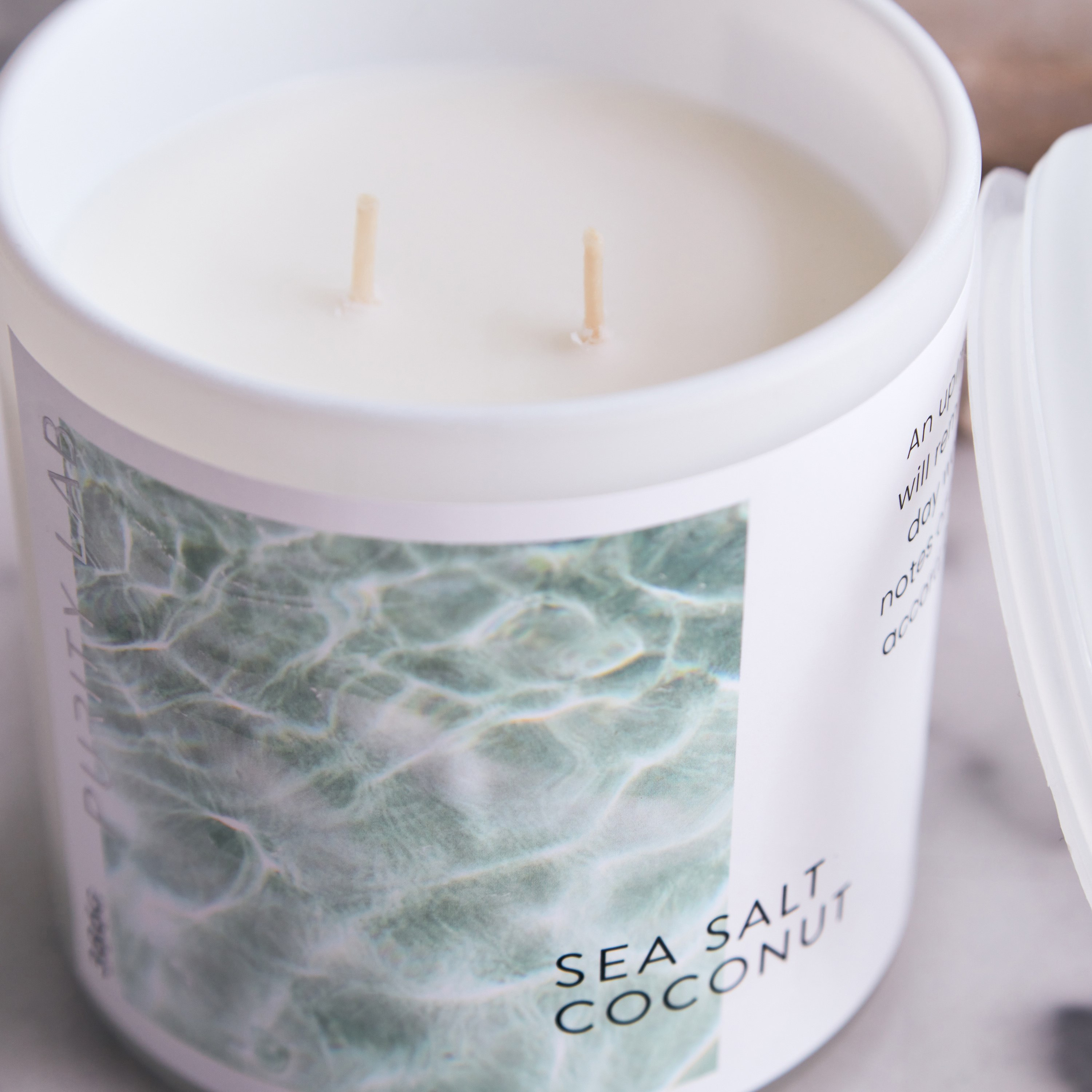 جرة شمع معطرة برائحة ملح البحر وشاي جوز الهند بريميوم من سوليتود - 386 جم-hbxlivingroom-decorandaccessories-candles-image-3