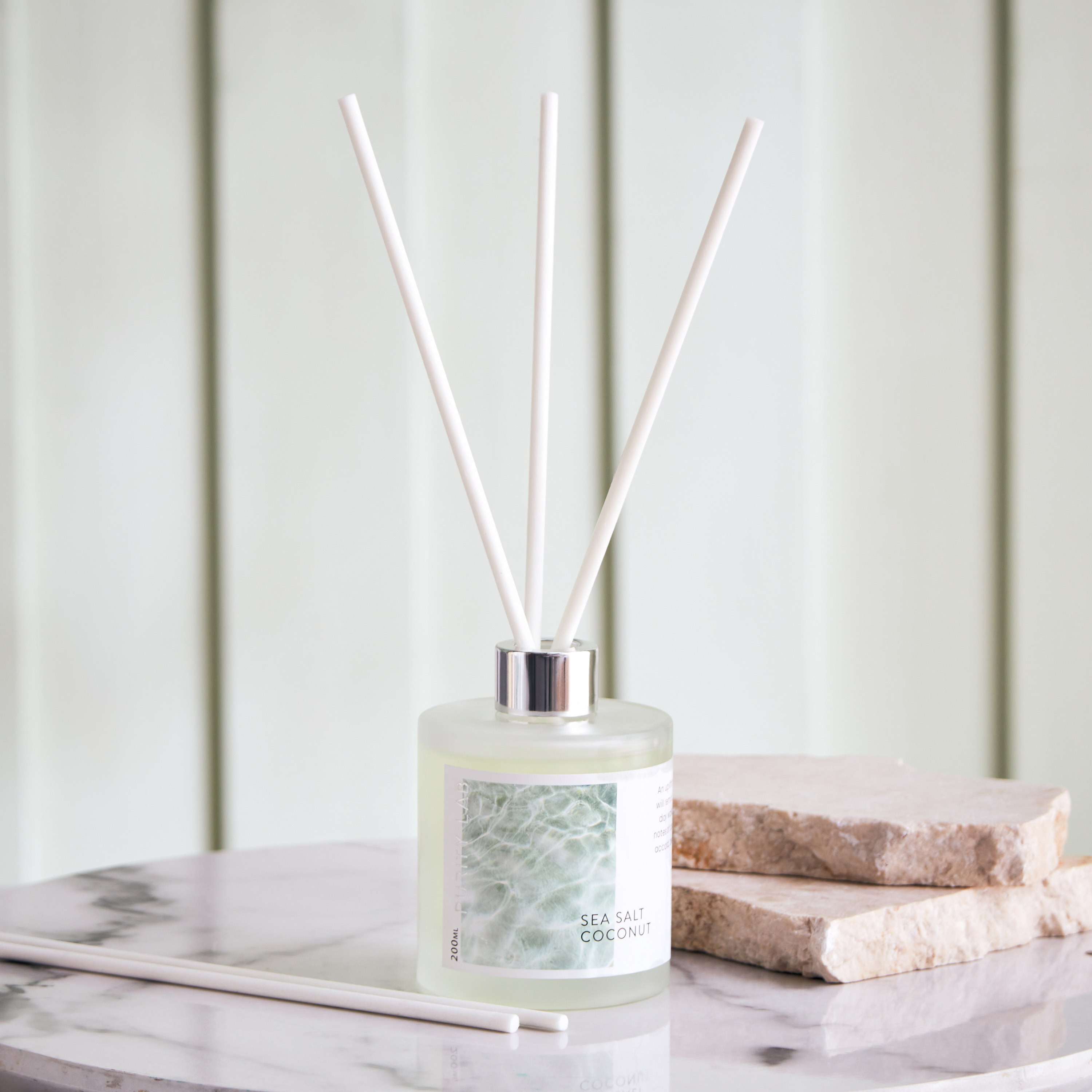 موزع عطور بالأعواد بملح البحر وشاي جوز الهند بريميوم من سوليتود - 200 مل-hbxhomeware-hbxdecorandfurnishings-image-1