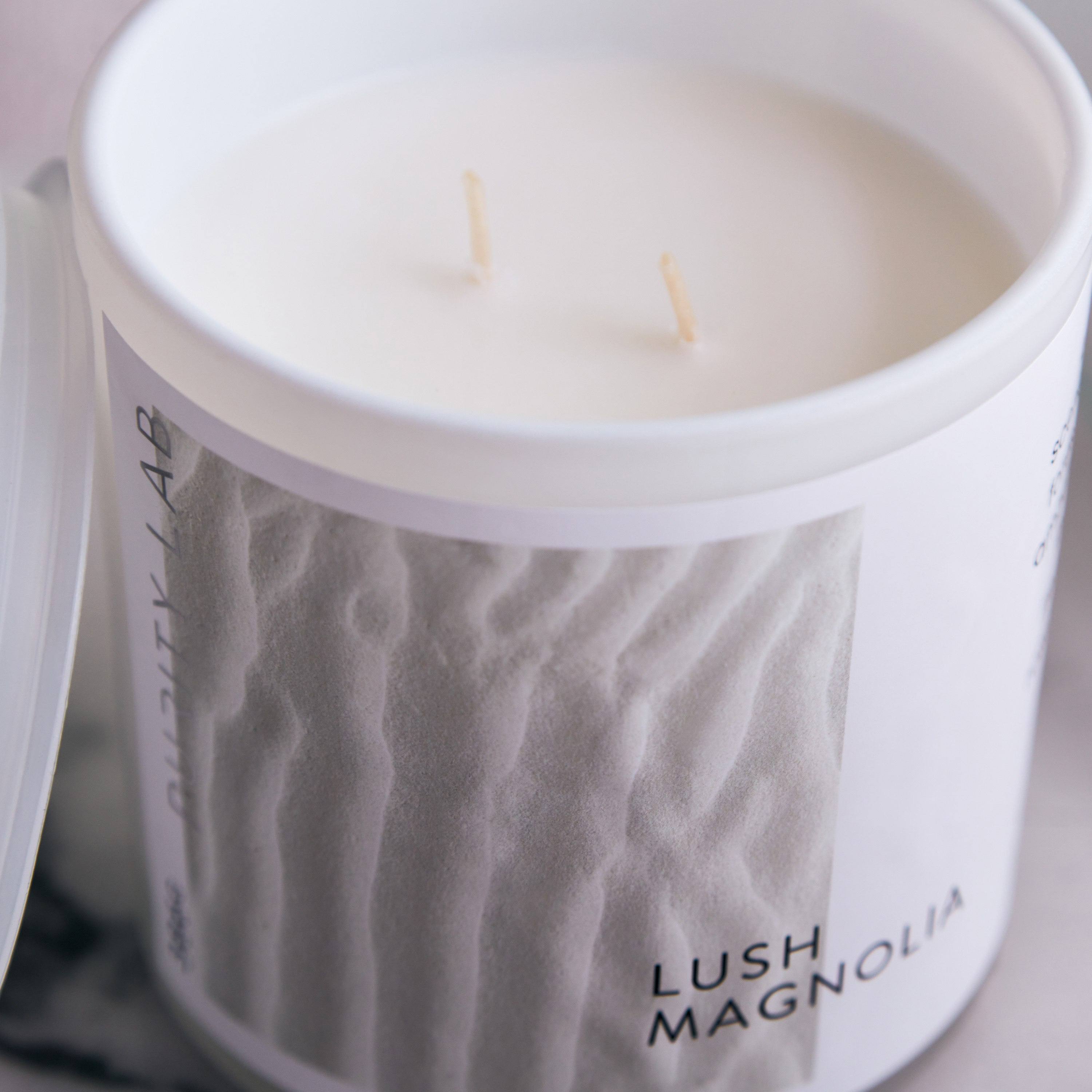 جرة شمع معطرة بريميوم لاش ماغنوليا من سوليتيود - 386 جم-hbxlivingroom-decorandaccessories-candles-image-3