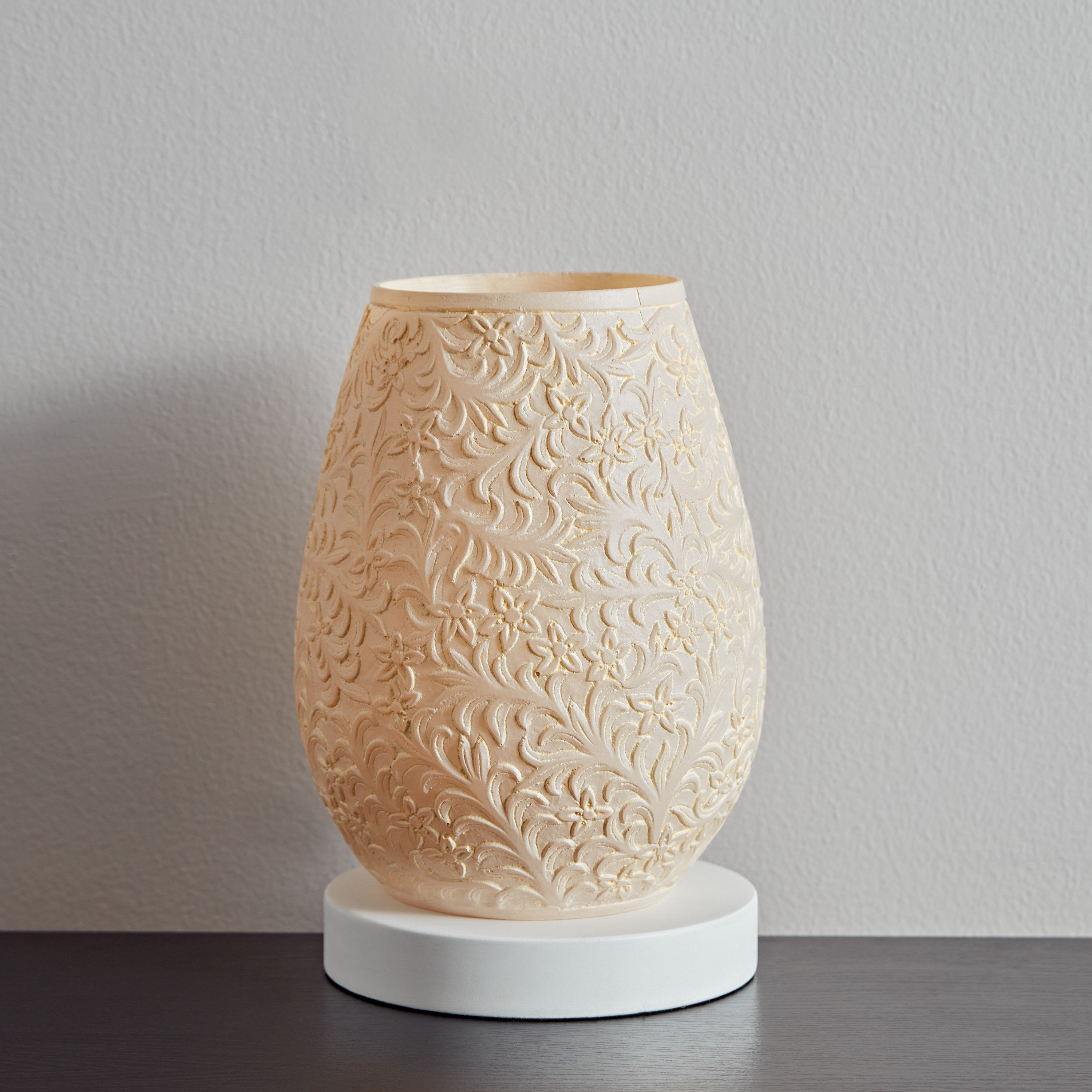 مصباح منقوش بقاعدة خشبية من جالينا - 15x22.5 سم-hbxlivingroom-lighting-tablelamps-image-1