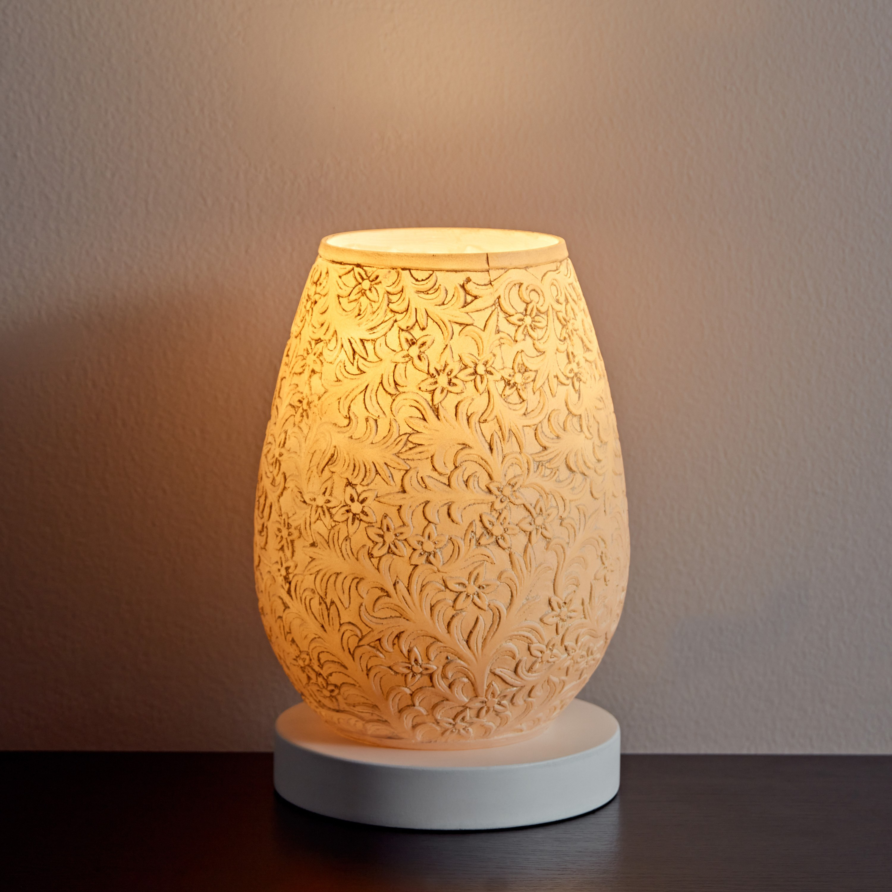 مصباح منقوش بقاعدة خشبية من جالينا - 15x22.5 سم-hbxlivingroom-lighting-tablelamps-image-2