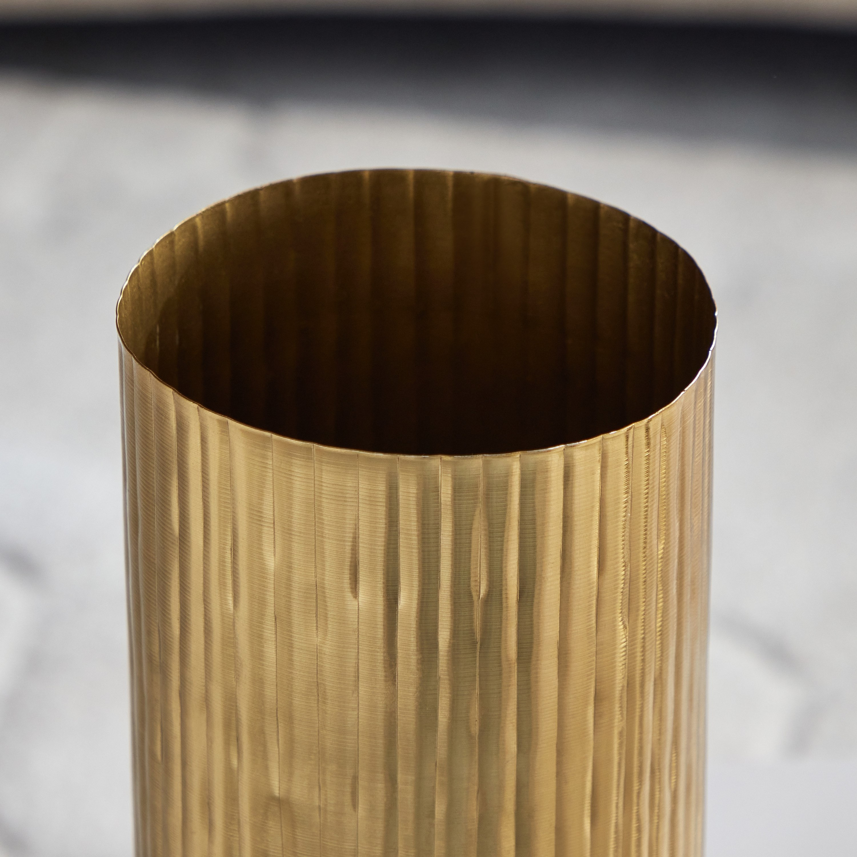 مزهرية زهور معدن مضلعة من أريستو - 13x13x37 سم-hbxbedroom-decorandaccessories-vases-image-3