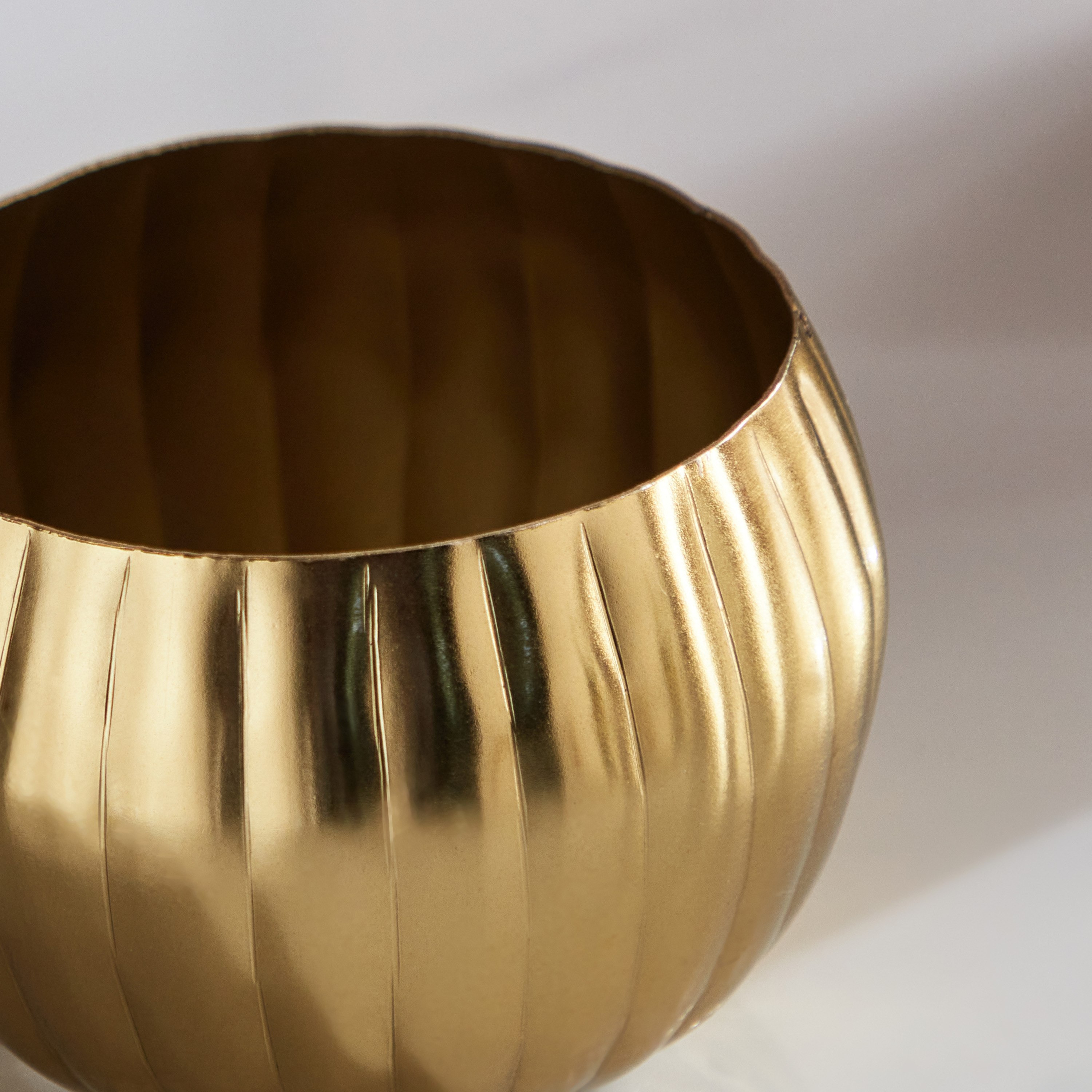 حامل فوتيف معدن مضلع من أريستو - 10x10x8 سم-hbxlivingroom-decorandaccessories-candleholders-image-3