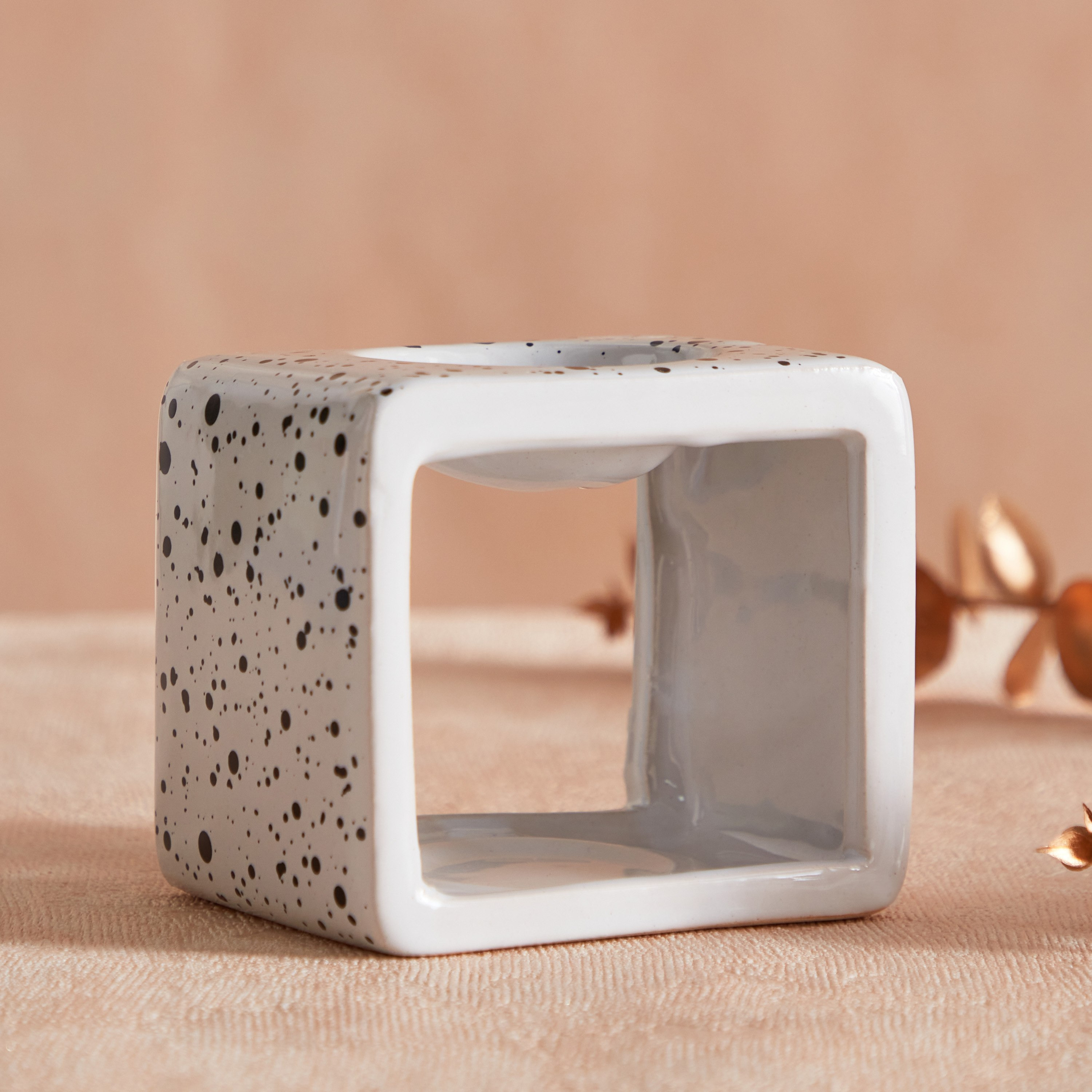 مبخرة زيت سيراميك تارازو من زيست - 9.5x7x8.5 سم-hbxhomeware-hbxdecorandfurnishings-image-2