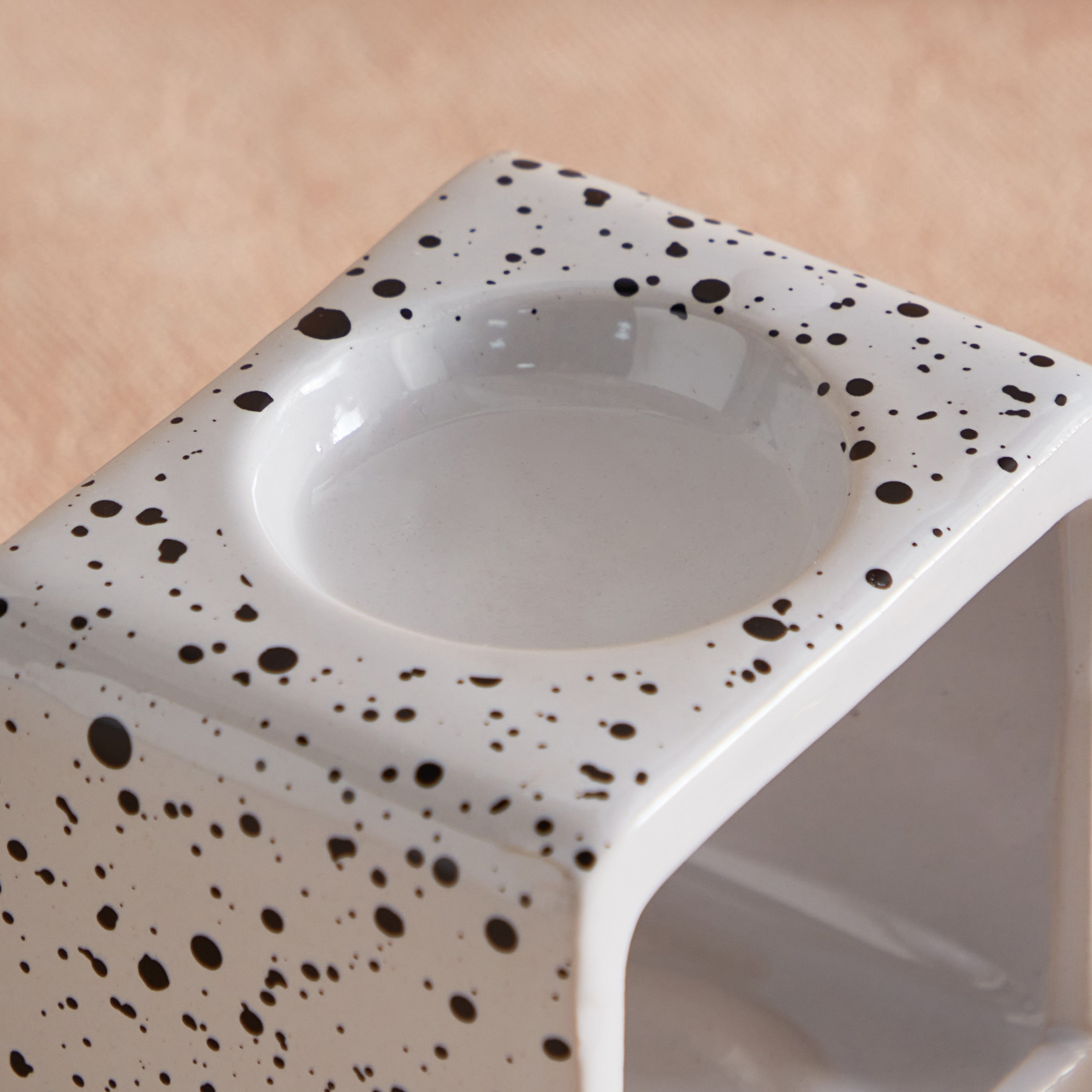 مبخرة زيت سيراميك تارازو من زيست - 9.5x7x8.5 سم-hbxhomeware-hbxdecorandfurnishings-image-3