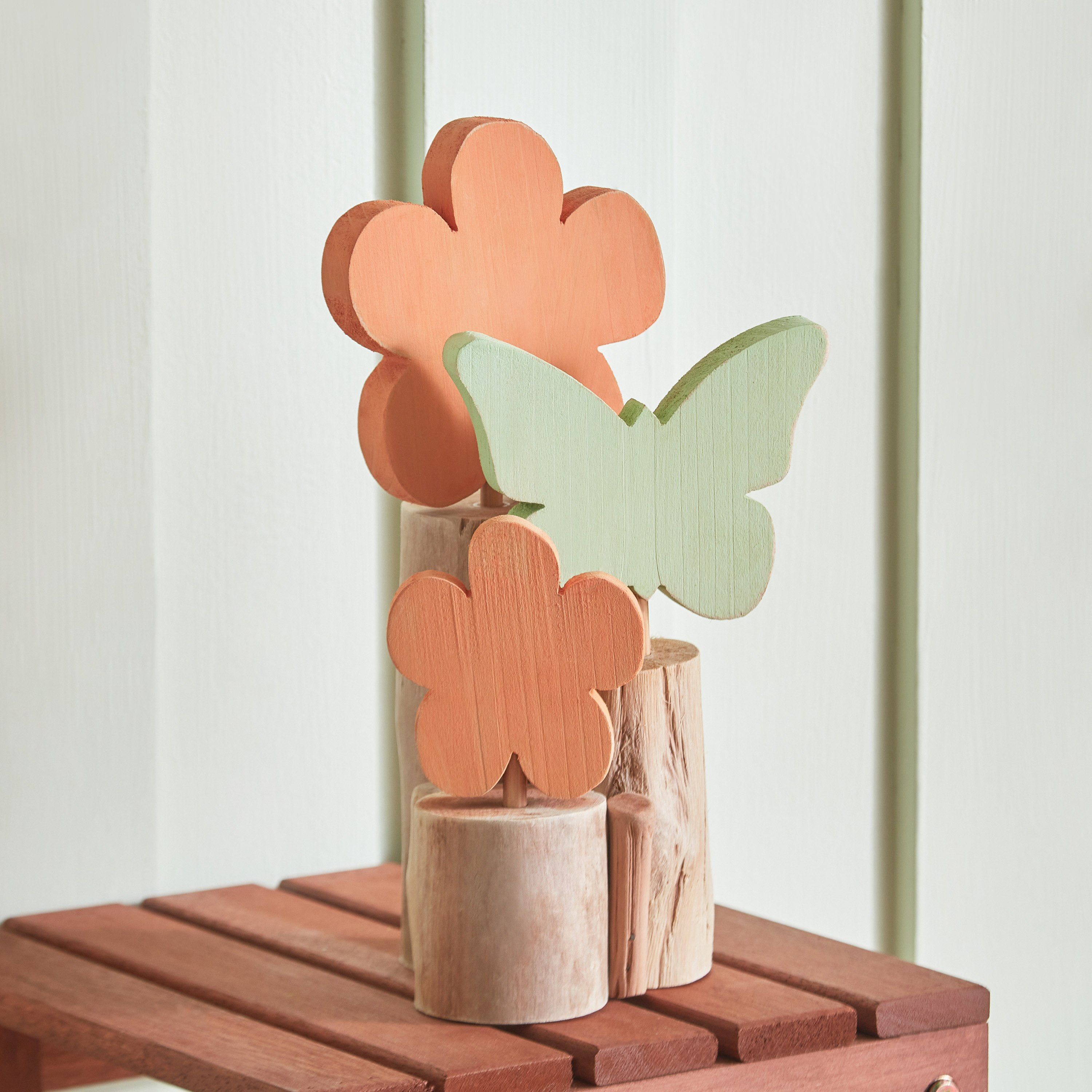 تحفة فنية على شكل زهرة وفراشة خشبية من ترينت - 16x11x26 سم-hbxdecorandfurnishings-homeaccessories-artificialflowersandplants-image-1