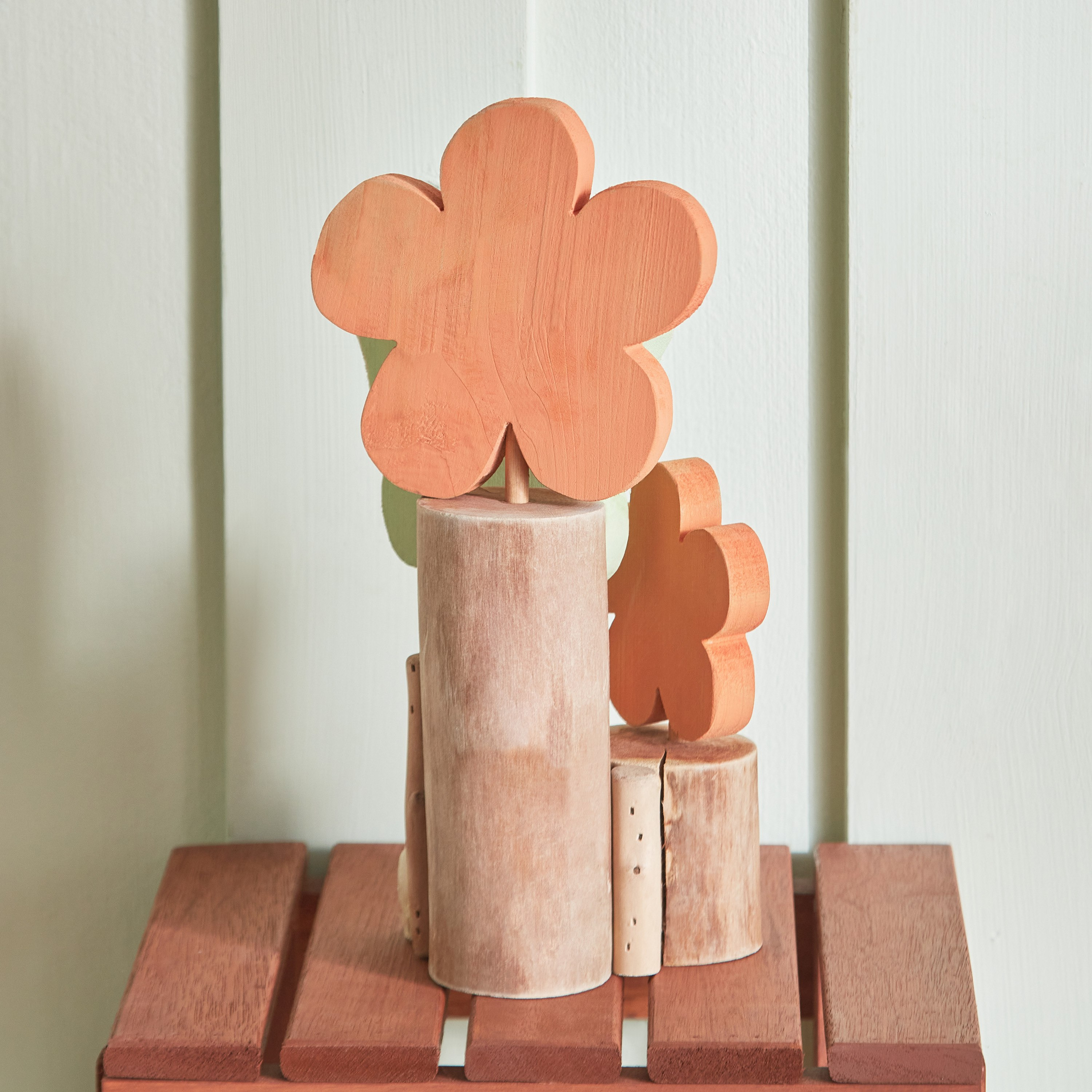 تحفة فنية على شكل زهرة وفراشة خشبية من ترينت - 16x11x26 سم-hbxdecorandfurnishings-homeaccessories-artificialflowersandplants-image-2