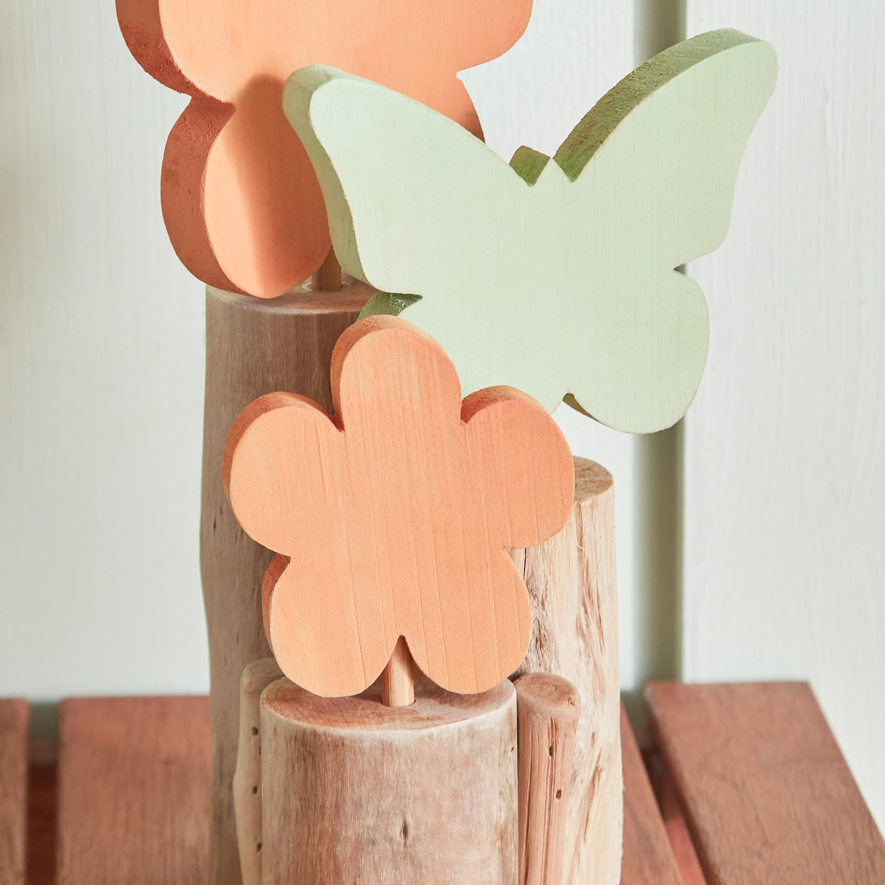 تحفة فنية على شكل زهرة وفراشة خشبية من ترينت - 16x11x26 سم-hbxdecorandfurnishings-homeaccessories-artificialflowersandplants-image-3