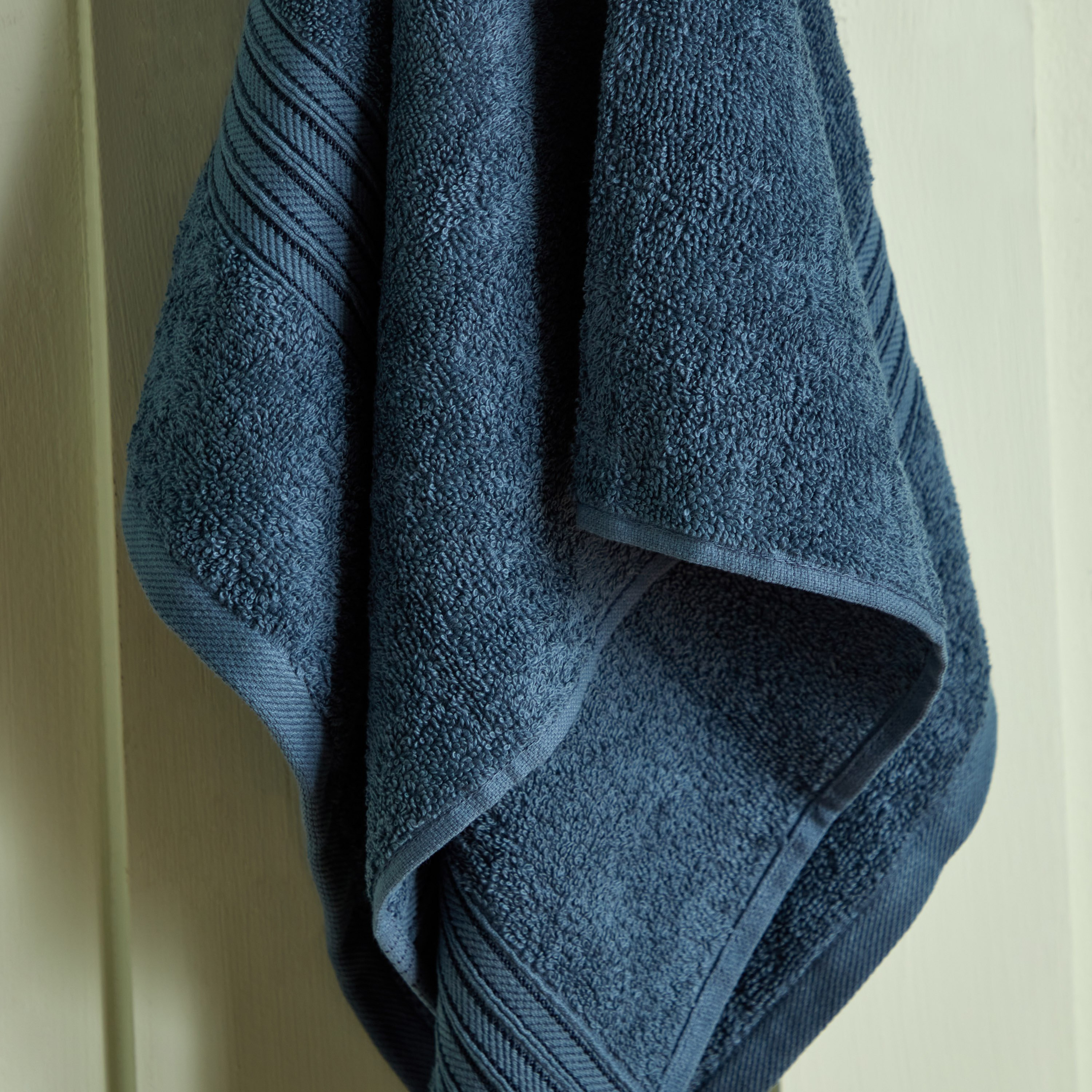 منشفة يد ممشطة من إسنشيال - 50x90 سم-hbxbathroom-bathroomtextiles-image-4