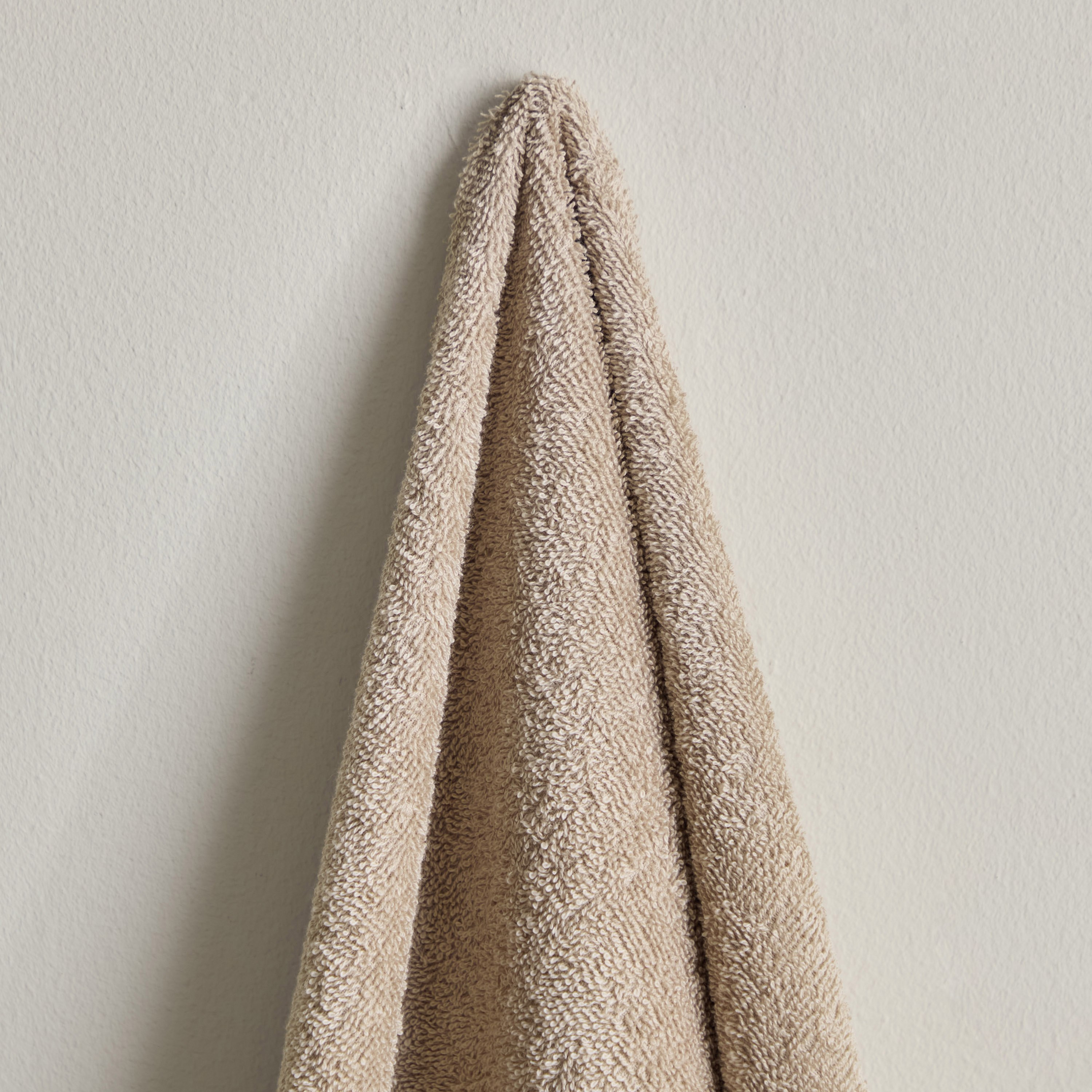 منشفة يد ممشطة من إسنشيال - 50x90 سم-hbxbathroom-bathroomtextiles-image-2