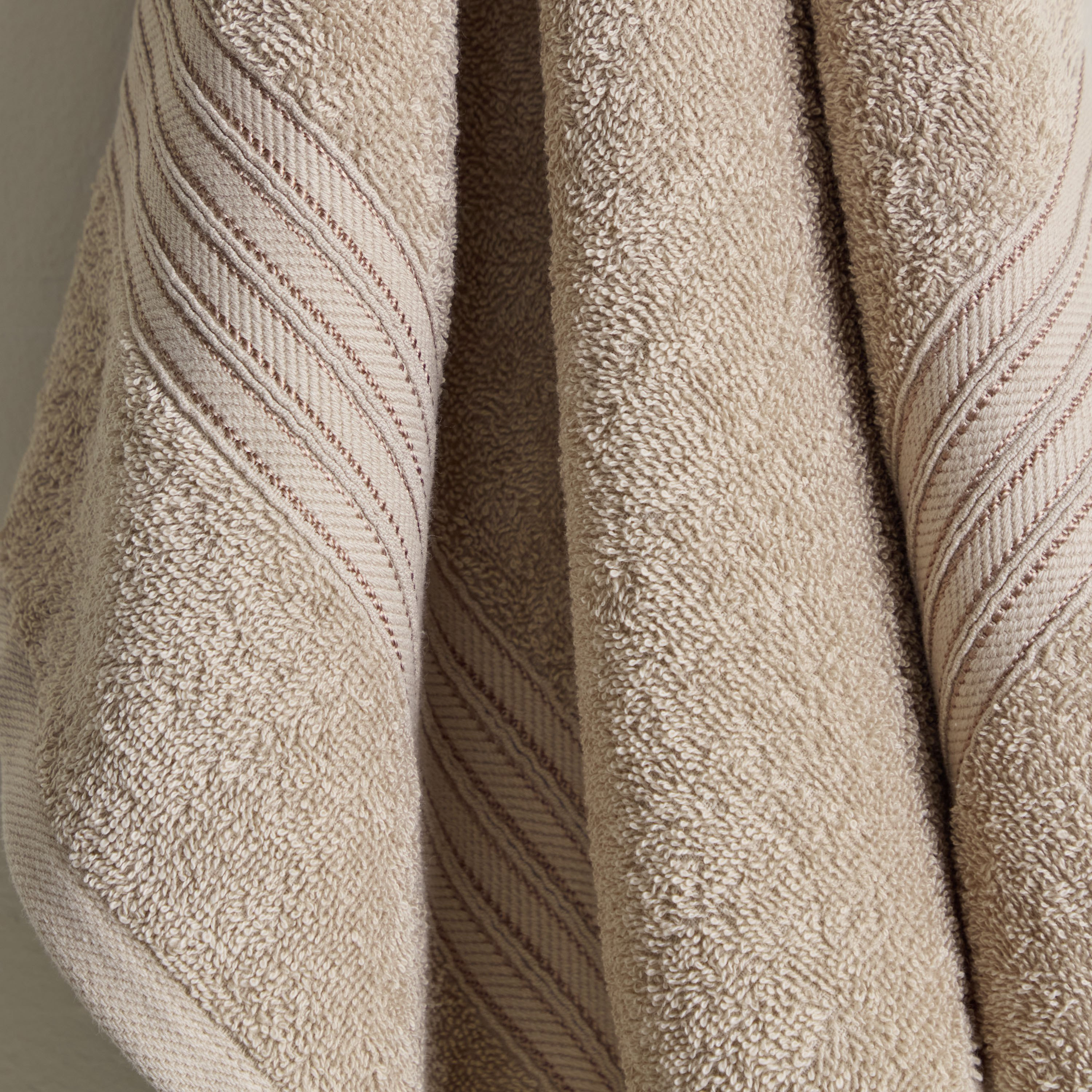 منشفة يد ممشطة من إسنشيال - 50x90 سم-hbxbathroom-bathroomtextiles-image-3