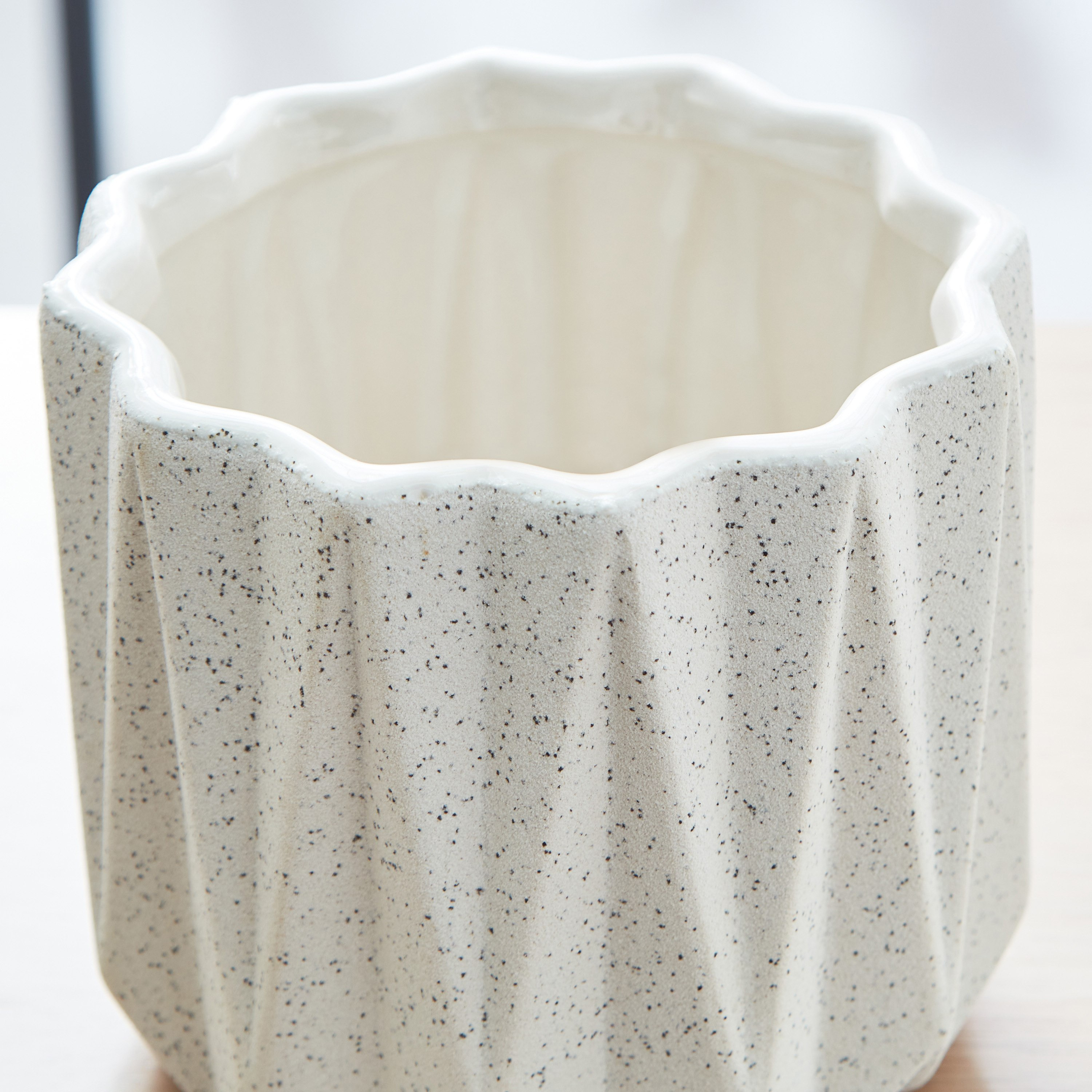 إناء زرع سيراميك مضلع من لاتي - 13.5x13.5x12.5 سم-hbxhomeware-hbxdecorandfurnishings-image-3