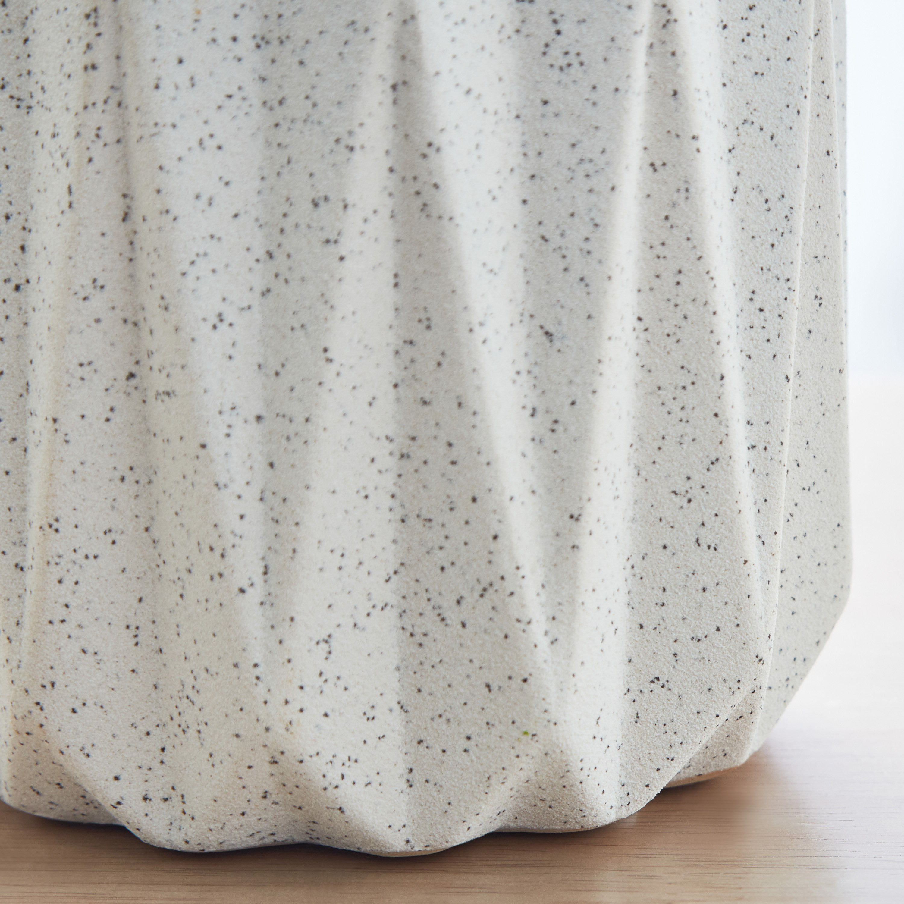 إناء زرع سيراميك مضلع من لاتي - 13.5x13.5x12.5 سم-hbxhomeware-hbxdecorandfurnishings-image-4