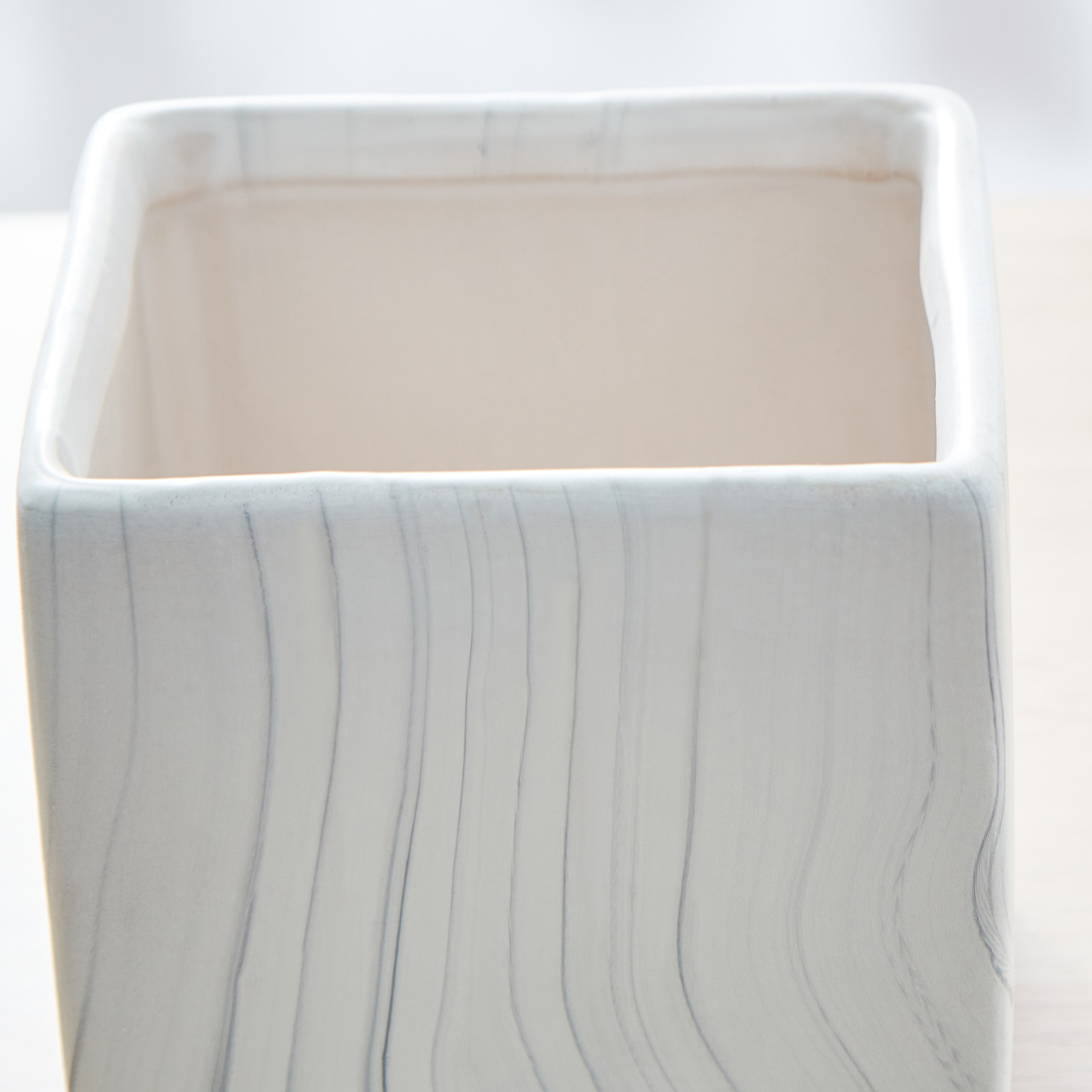 إناء زرع سيراميك بارز الملمس رخامي من لاتي - 10x10x10 سم-hbxhomeware-hbxdecorandfurnishings-image-3