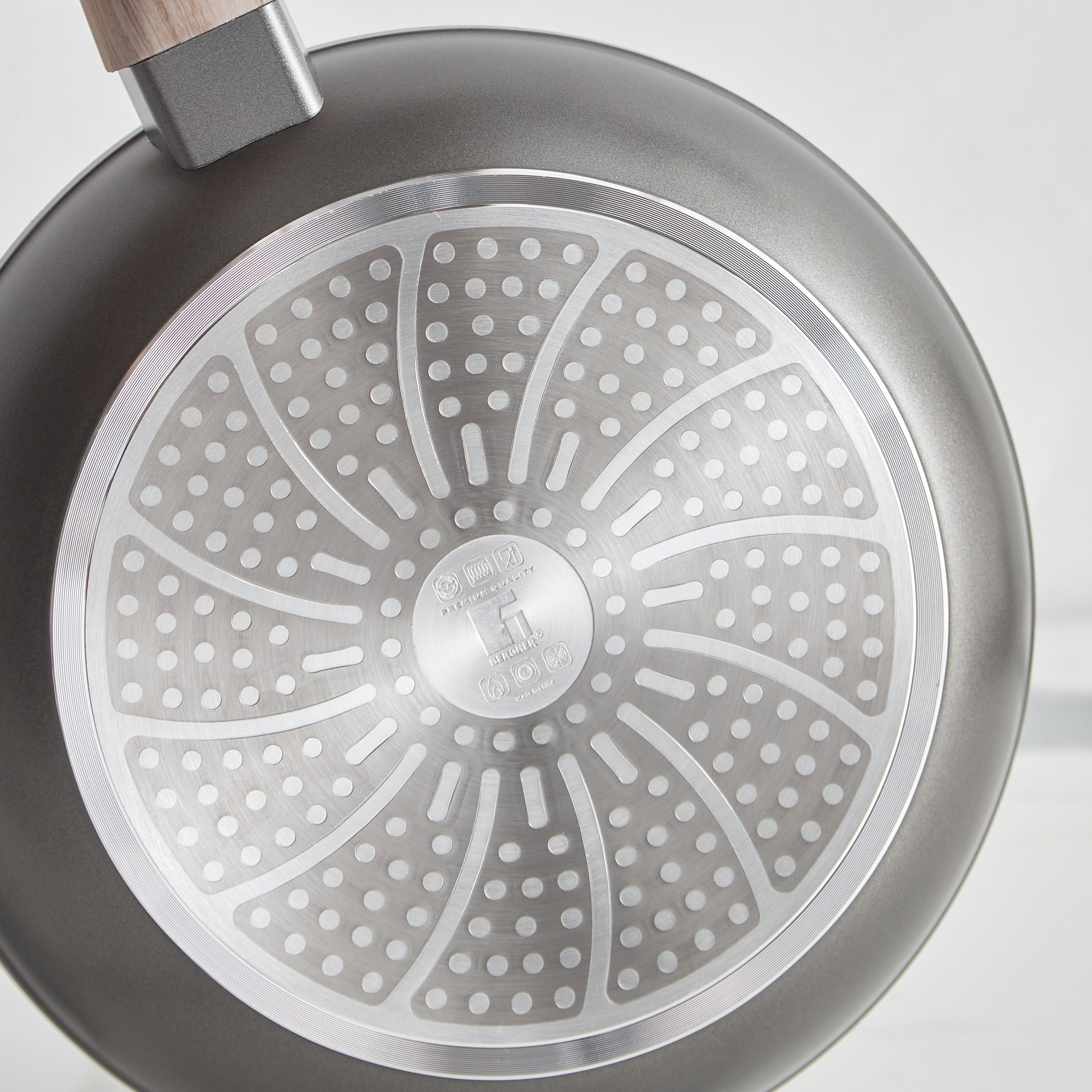 مقلاة شواء مطروقة من بيرجنر ألتيميت تي إكس - 24 سم-hbxkitchen-kitchenware-foodpreparation-image-4