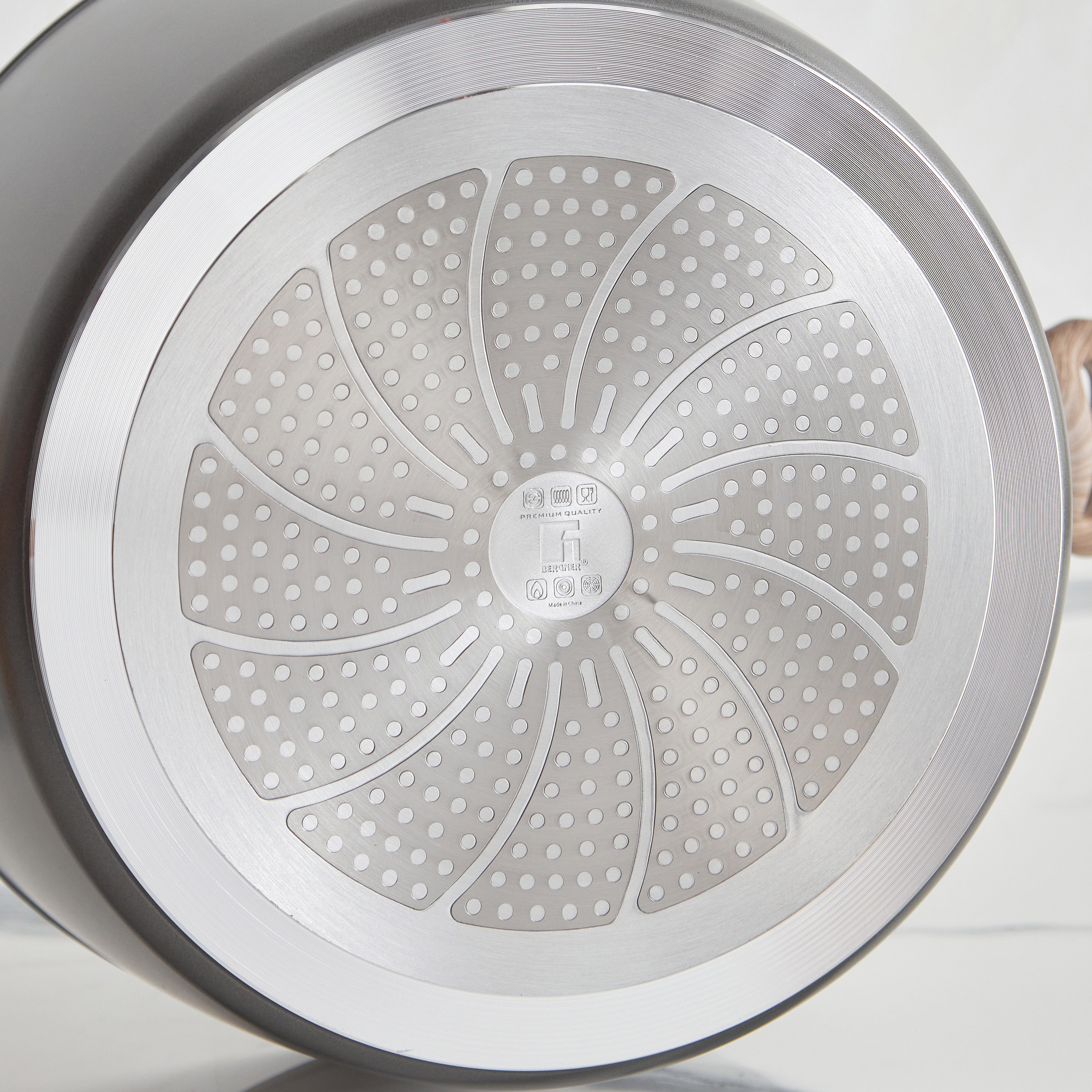 كسرولة مطروقة بغطاء من بيرجنر ألتيميت تي إكس - 32 سم-hbxkitchen-kitchenware-foodpreparation-image-5