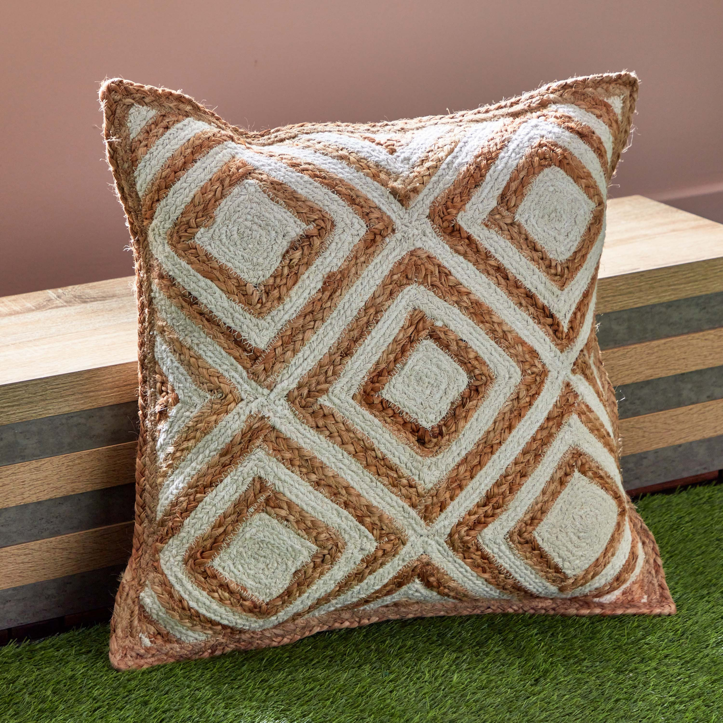وسادة محشوة بالجوت مصنوعة يدوياً من إيكو - 50x50 سم-hbxlivingroom-furnishings-cushionsandcovers-filledcushions-image-1