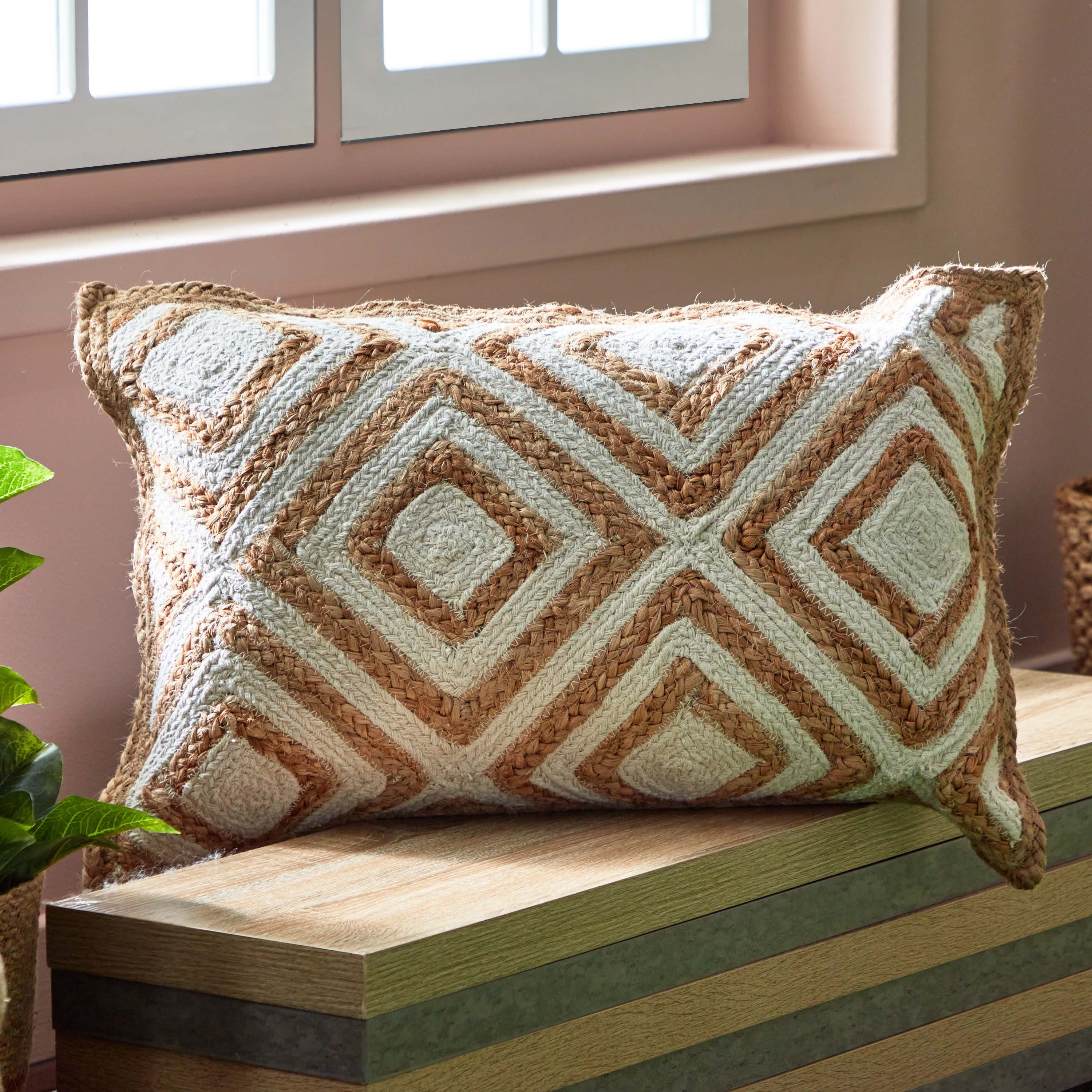 وسادة محشوة بالجوت مصنوعة يدوياً من إيكو - 40x60 سم-hbxlivingroom-furnishings-cushionsandcovers-filledcushions-image-1