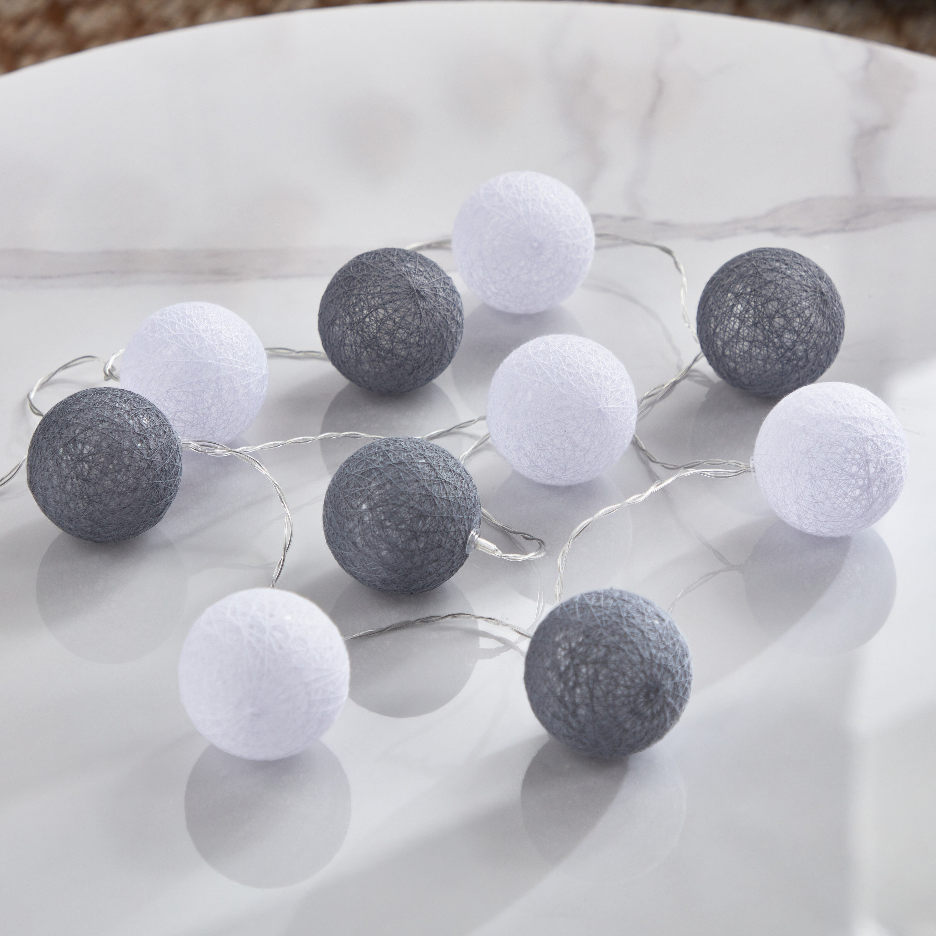 شريط إضاءة كرة القطن إل إي دي أبيض دافئ - 10 قطع قطن 2AA من إنفينيتي - 135 سم-hbxdiningroom-lighting-decorativesandstringlights-image-2