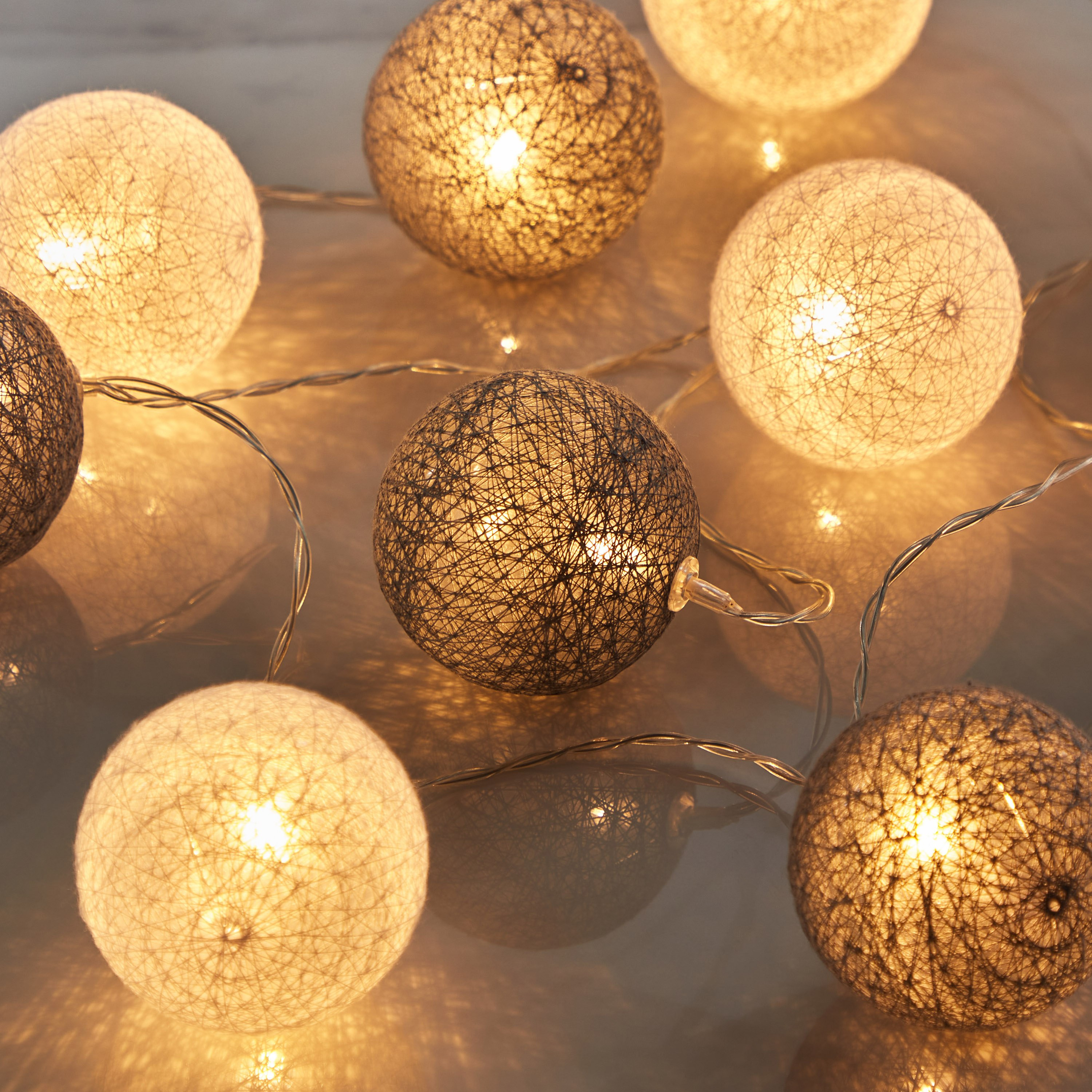 شريط إضاءة كرة القطن إل إي دي أبيض دافئ - 10 قطع قطن 2AA من إنفينيتي - 135 سم-hbxdiningroom-lighting-decorativesandstringlights-image-3