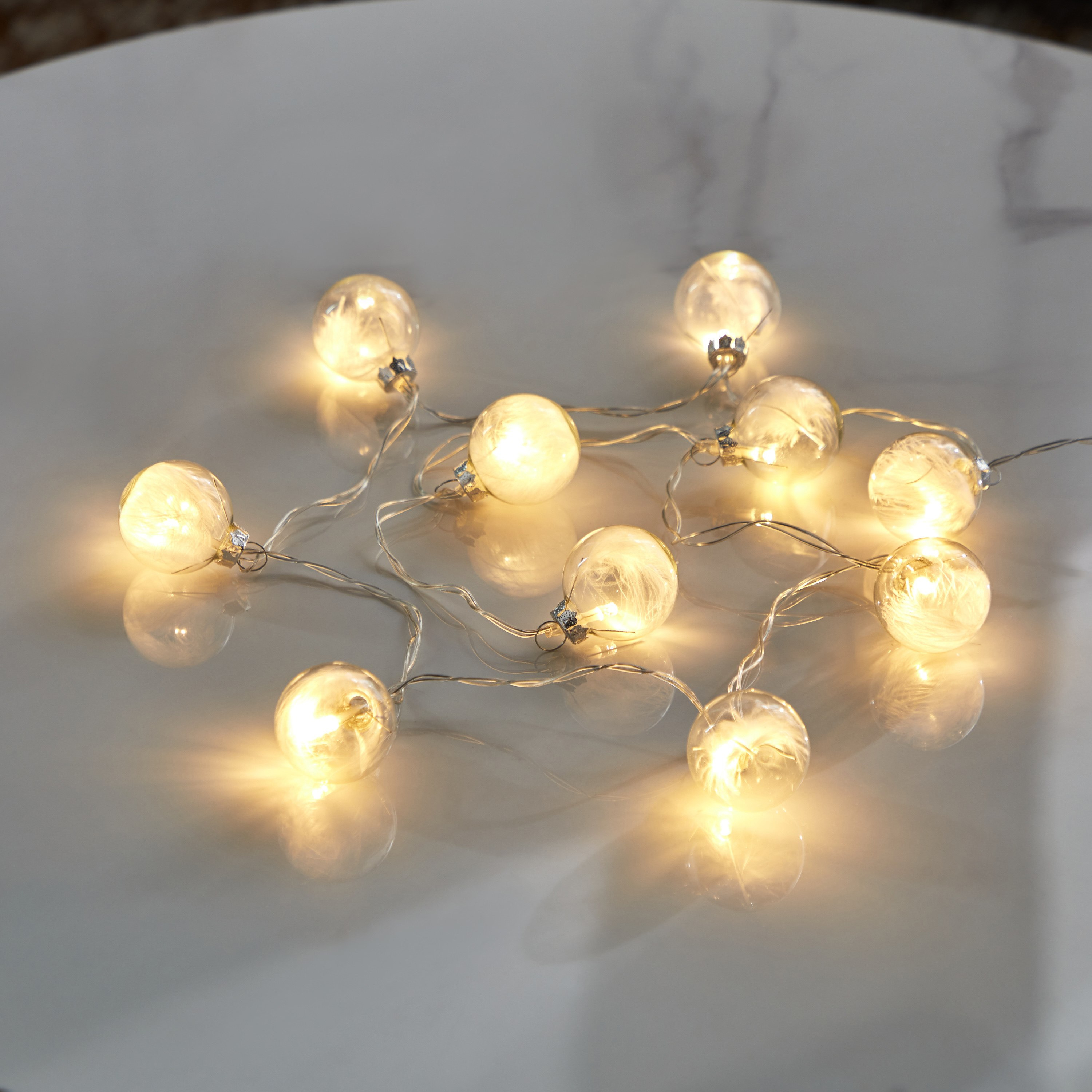 شريط إضاءة تصميم كرة أبيض دافيء 10 لمبات إل إي دي 2AA من إنفينيتي - 135 سم-hbxdiningroom-lighting-decorativesandstringlights-image-1