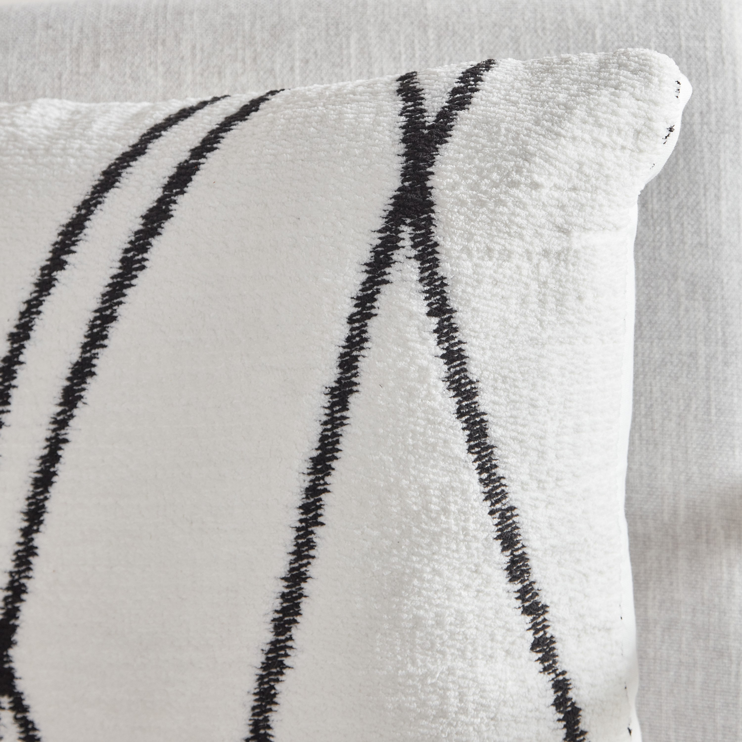 وسادة محشوة جاكار شنيل بريزما من إبوني - 50x50 سم-hbxlivingroom-furnishings-cushionsandcovers-filledcushions-image-2