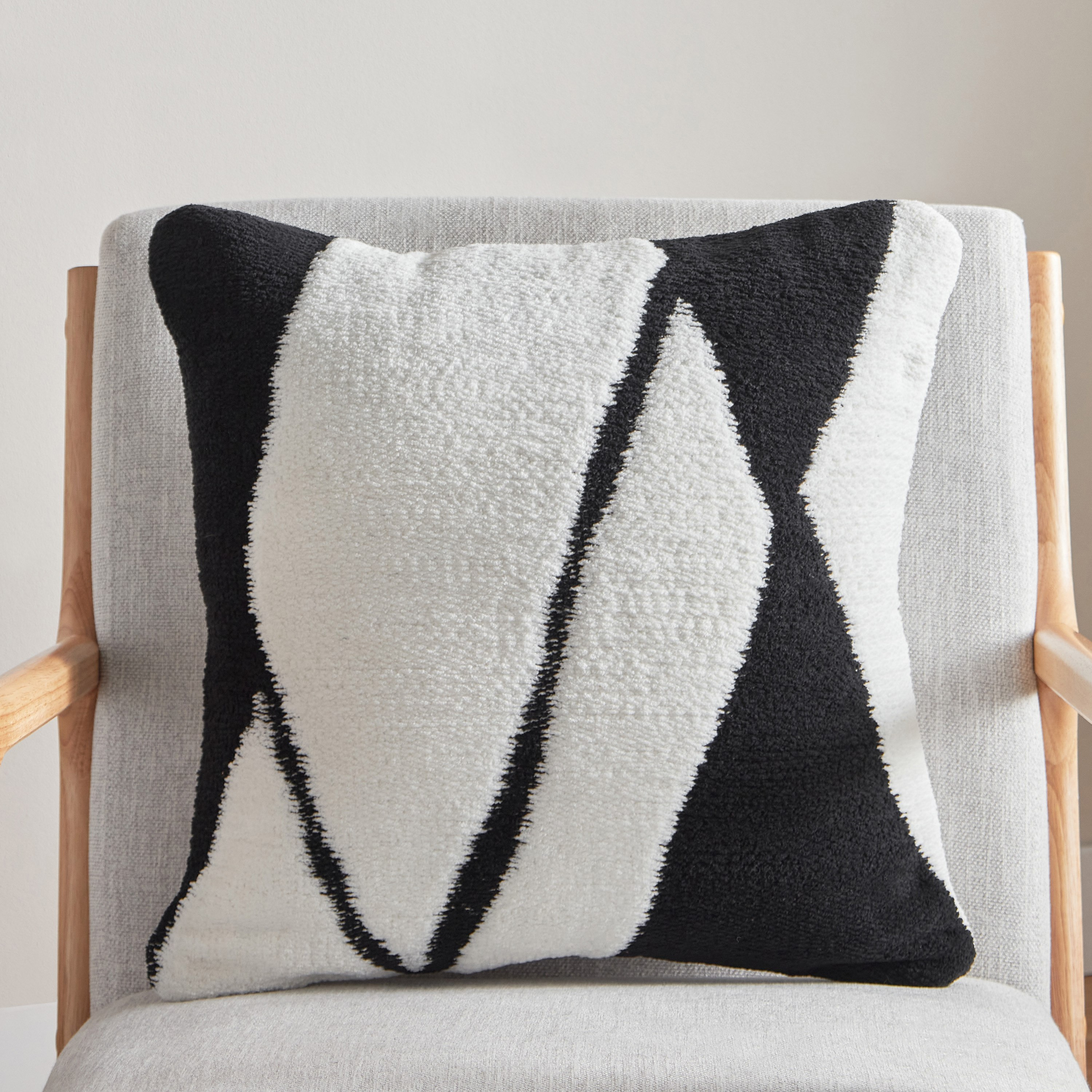 وسادة محشوة جاكار شنيل كروميا من إبوني - 50x50 سم-hbxlivingroom-furnishings-cushionsandcovers-filledcushions-image-1