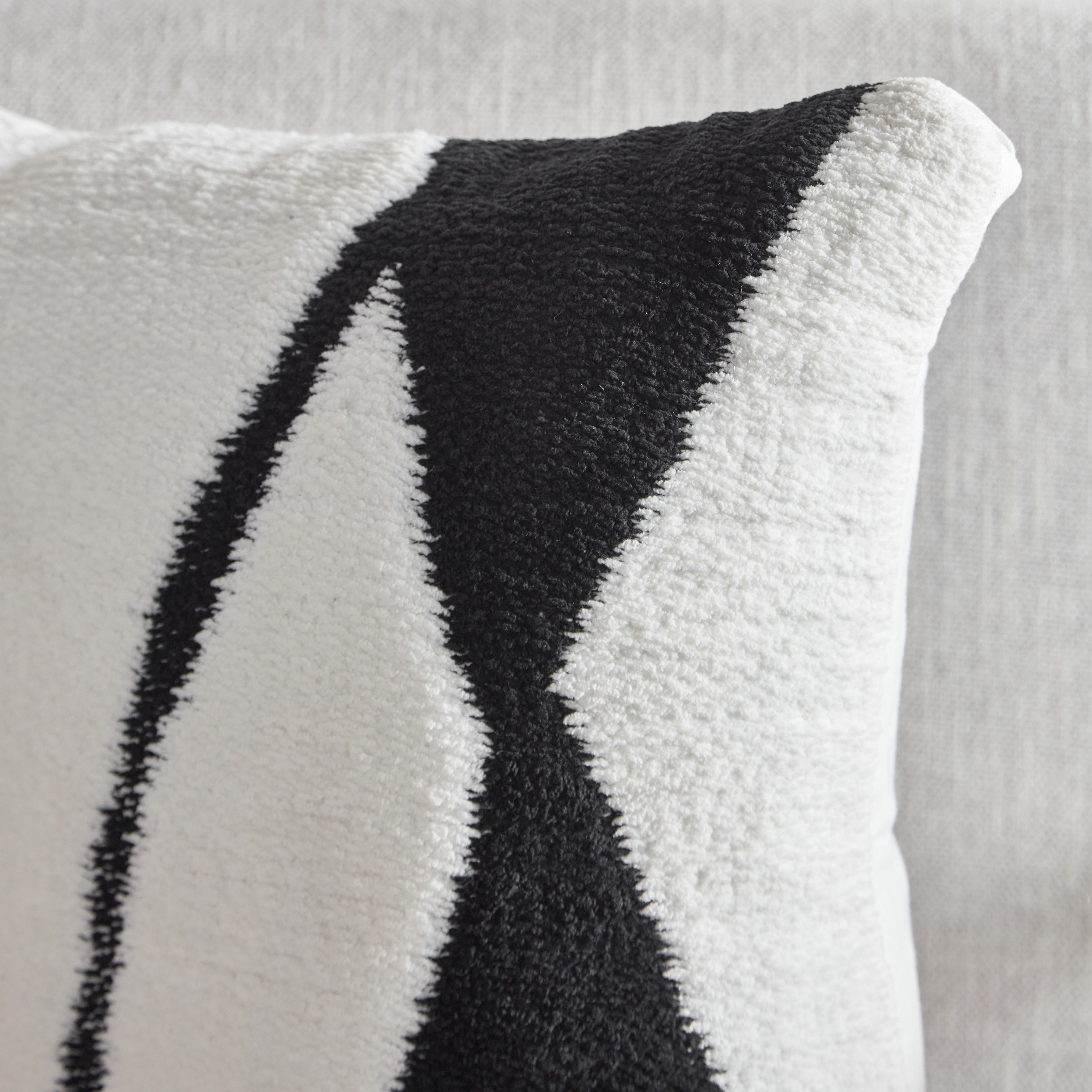 وسادة محشوة جاكار شنيل كروميا من إبوني - 50x50 سم-hbxlivingroom-furnishings-cushionsandcovers-filledcushions-image-2