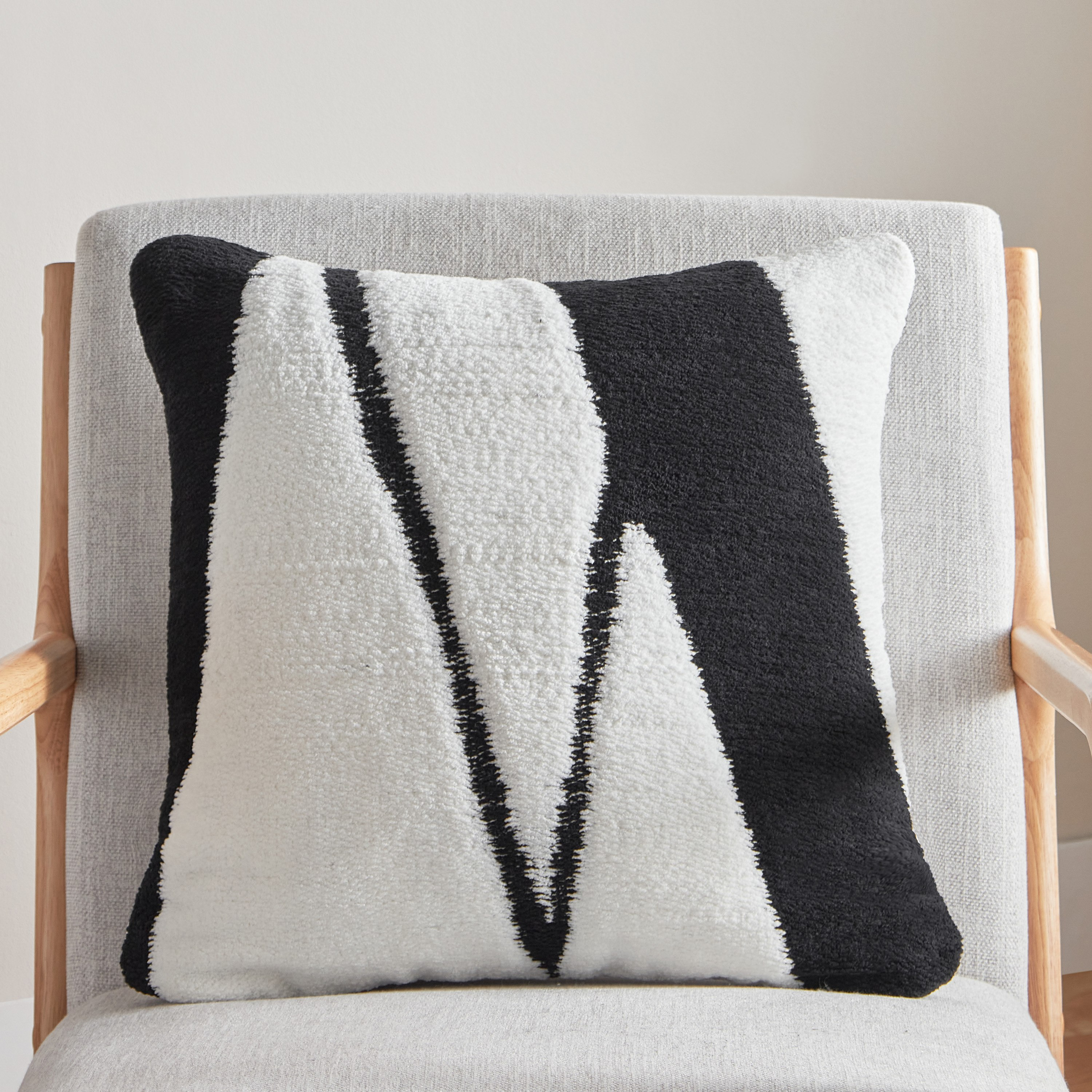 وسادة محشوة جاكار شنيل زينيث من إبوني - 50x50 سم-hbxlivingroom-furnishings-cushionsandcovers-filledcushions-image-1