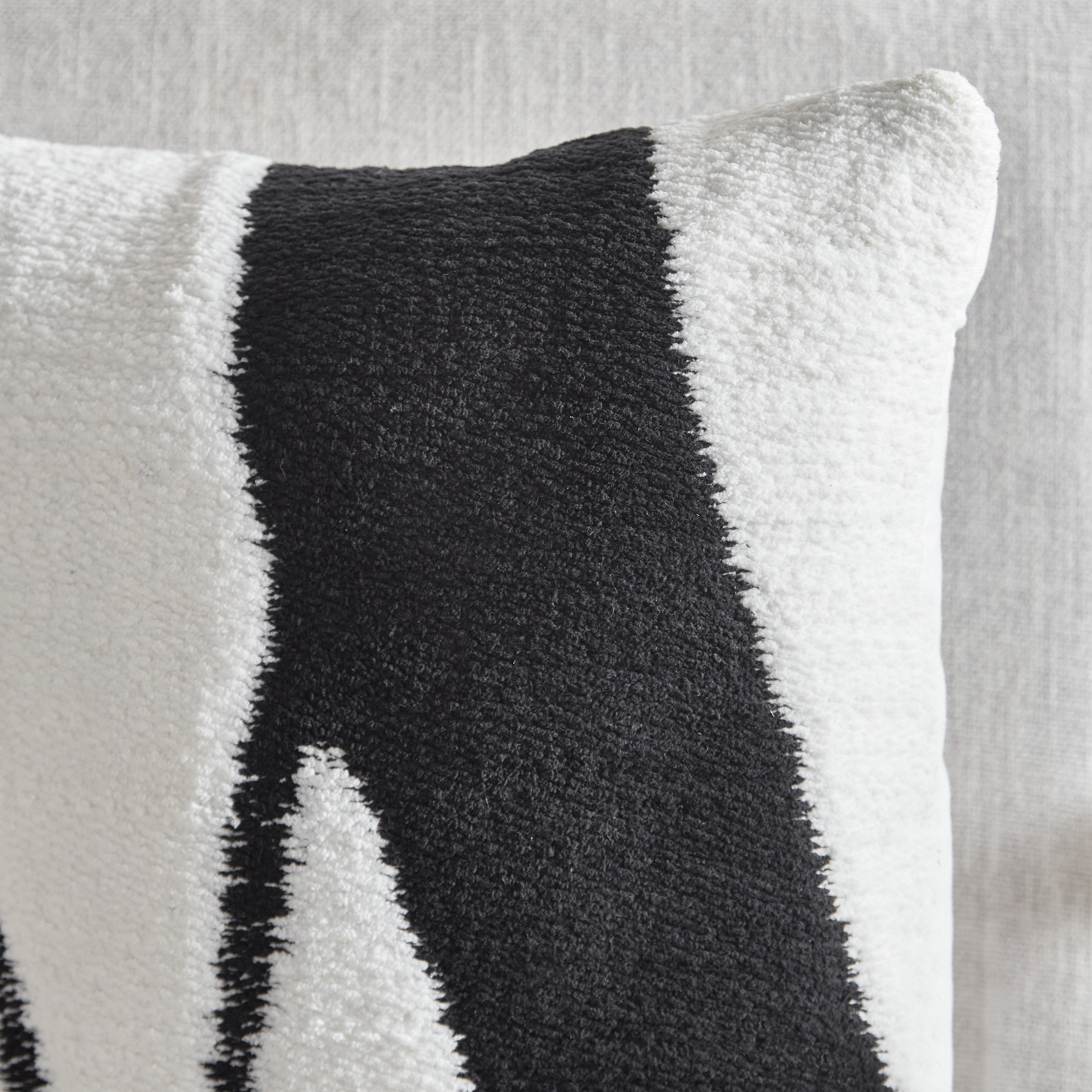 وسادة محشوة جاكار شنيل زينيث من إبوني - 50x50 سم-hbxlivingroom-furnishings-cushionsandcovers-filledcushions-image-2