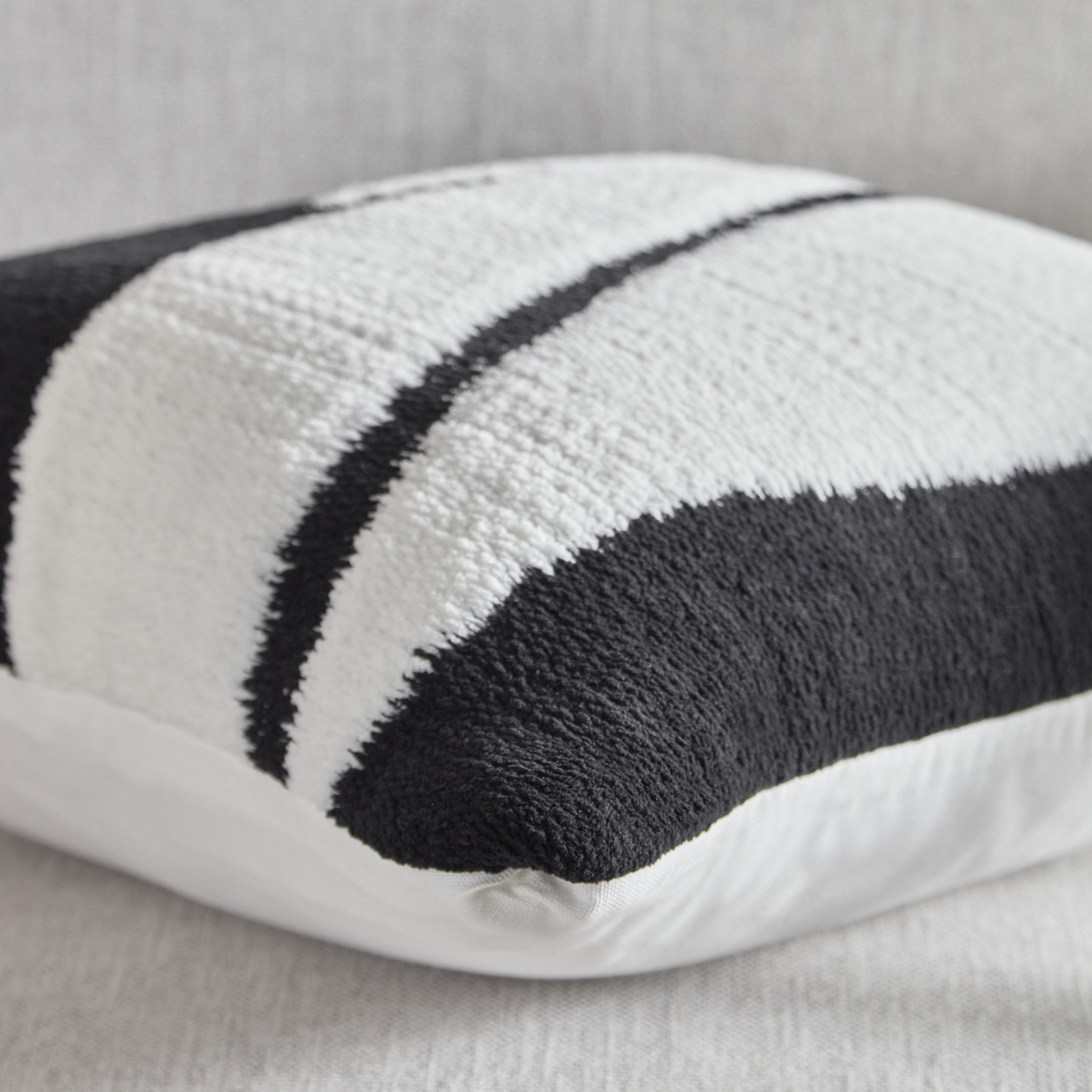 وسادة محشوة جاكار شنيل زينيث من إبوني - 50x50 سم-hbxlivingroom-furnishings-cushionsandcovers-filledcushions-image-3