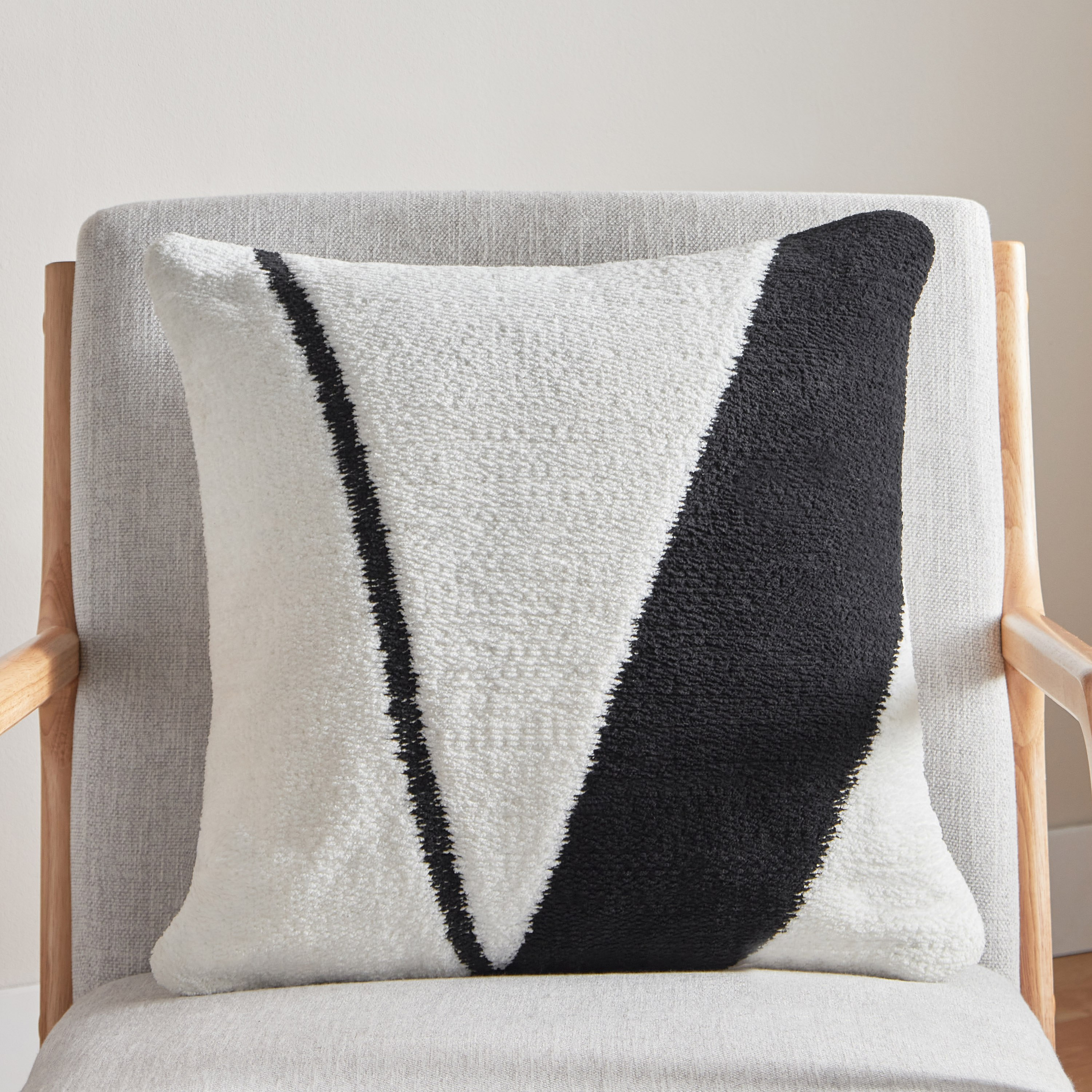 وسادة محشوة جاكار شنيل إستريكس من إبوني - 50x50 سم-hbxlivingroom-furnishings-cushionsandcovers-filledcushions-image-1