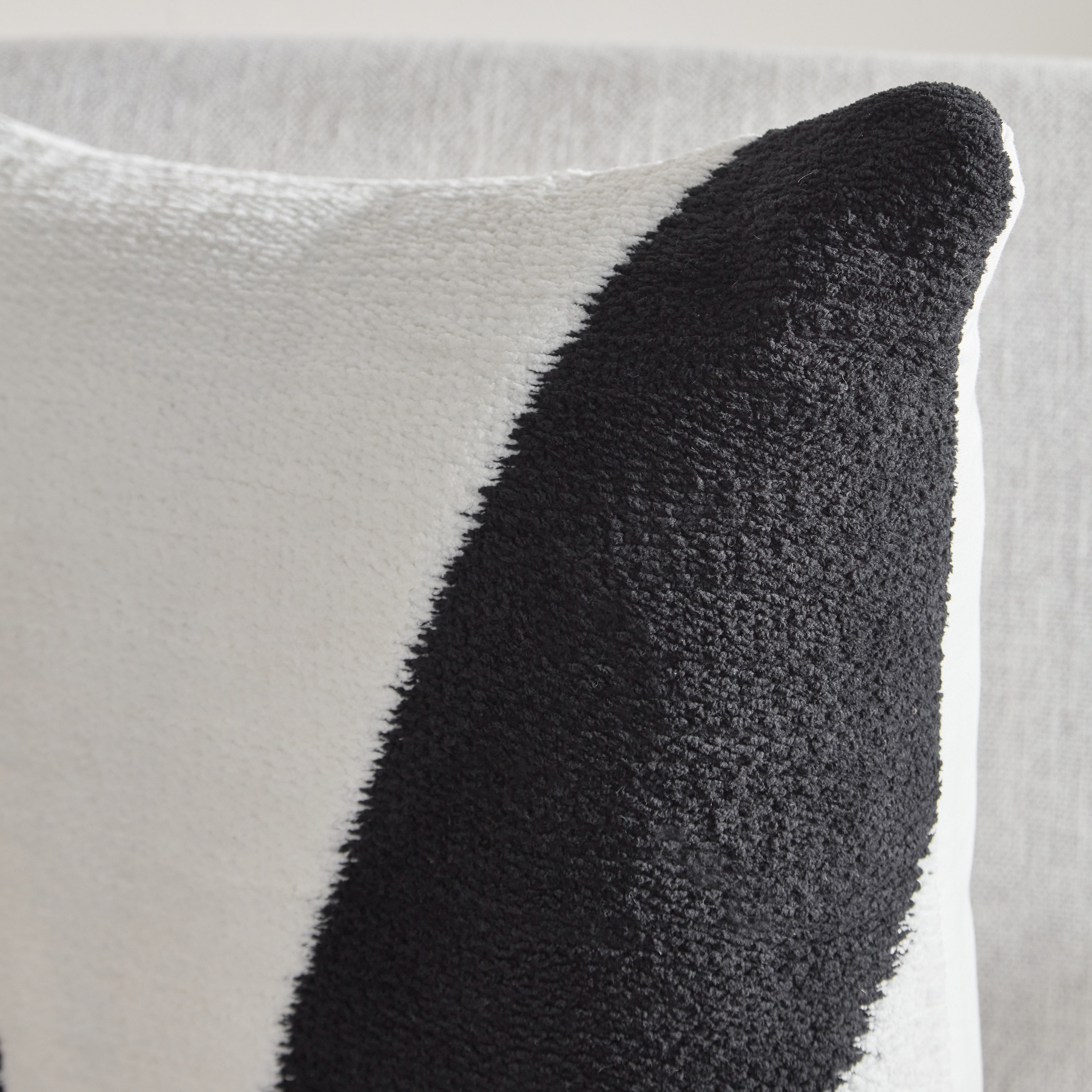 وسادة محشوة جاكار شنيل إستريكس من إبوني - 50x50 سم-hbxlivingroom-furnishings-cushionsandcovers-filledcushions-image-2