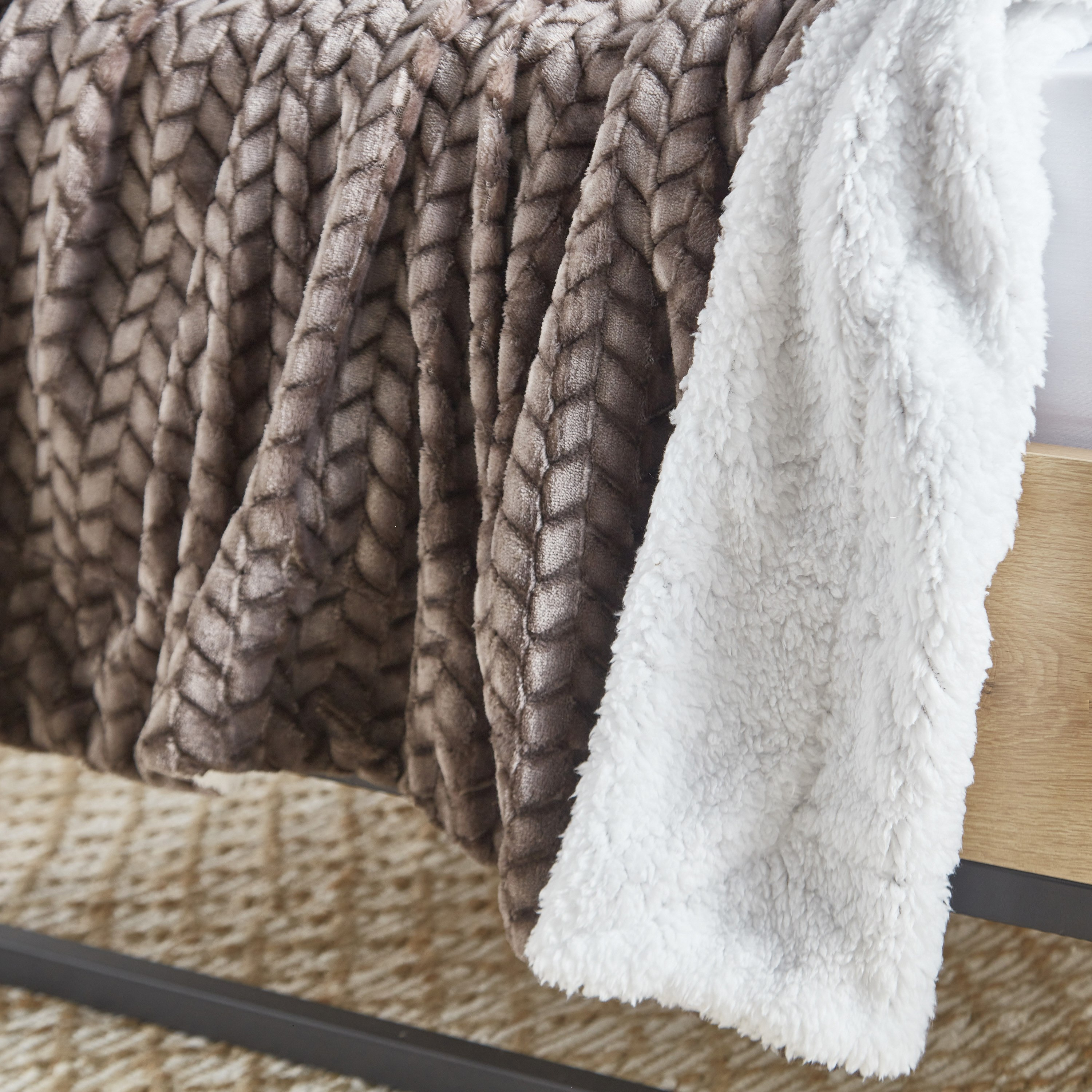 بطانية مزدوجة جاكار مزدوجة الطبقات من سولاس - 150x200 سم-hbxhomeware-hbxbedroom-image-5