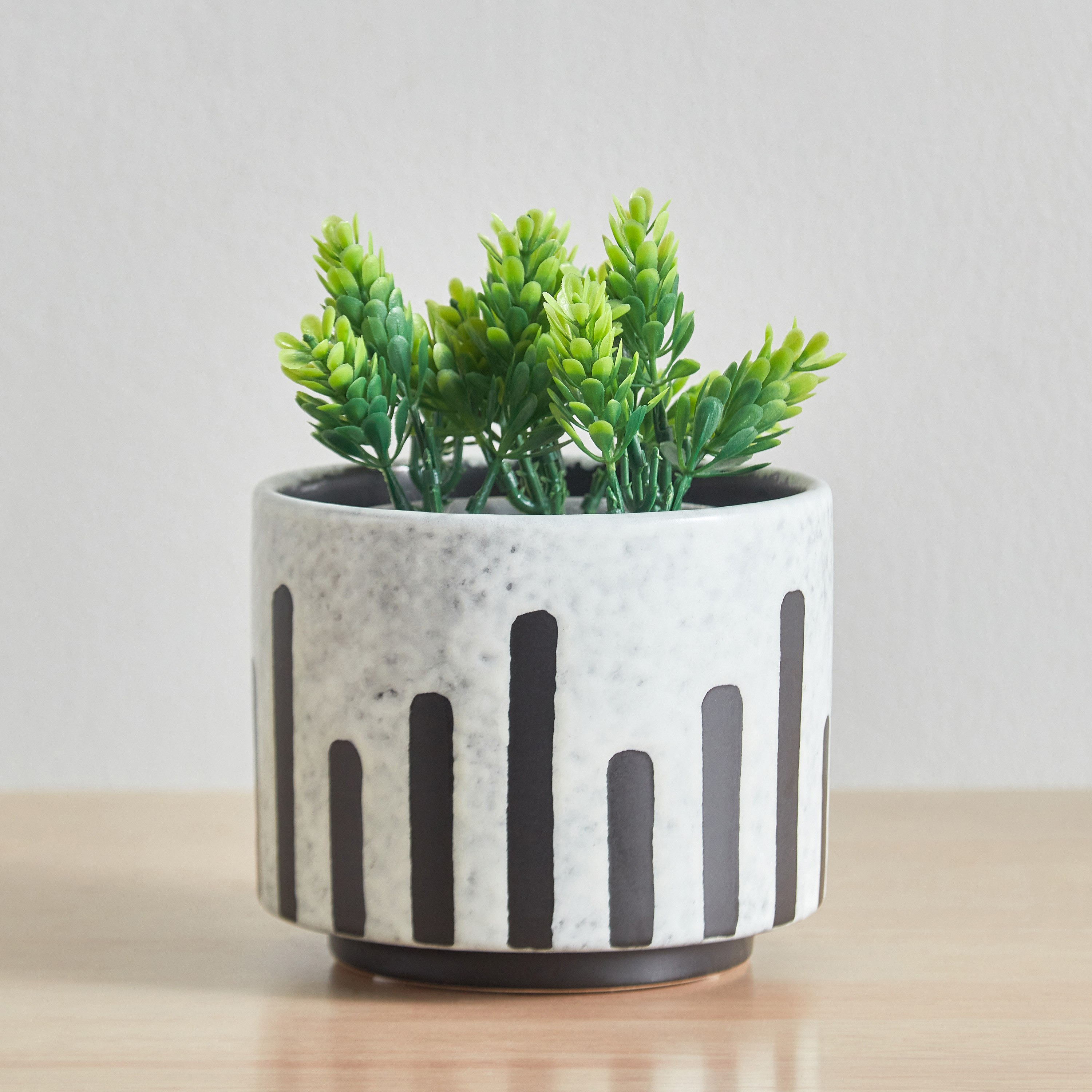أصيص زرع سيراميك مخطط من كوين - 13x13x10.5 سم-hbxhomeware-hbxdecorandfurnishings-image-1