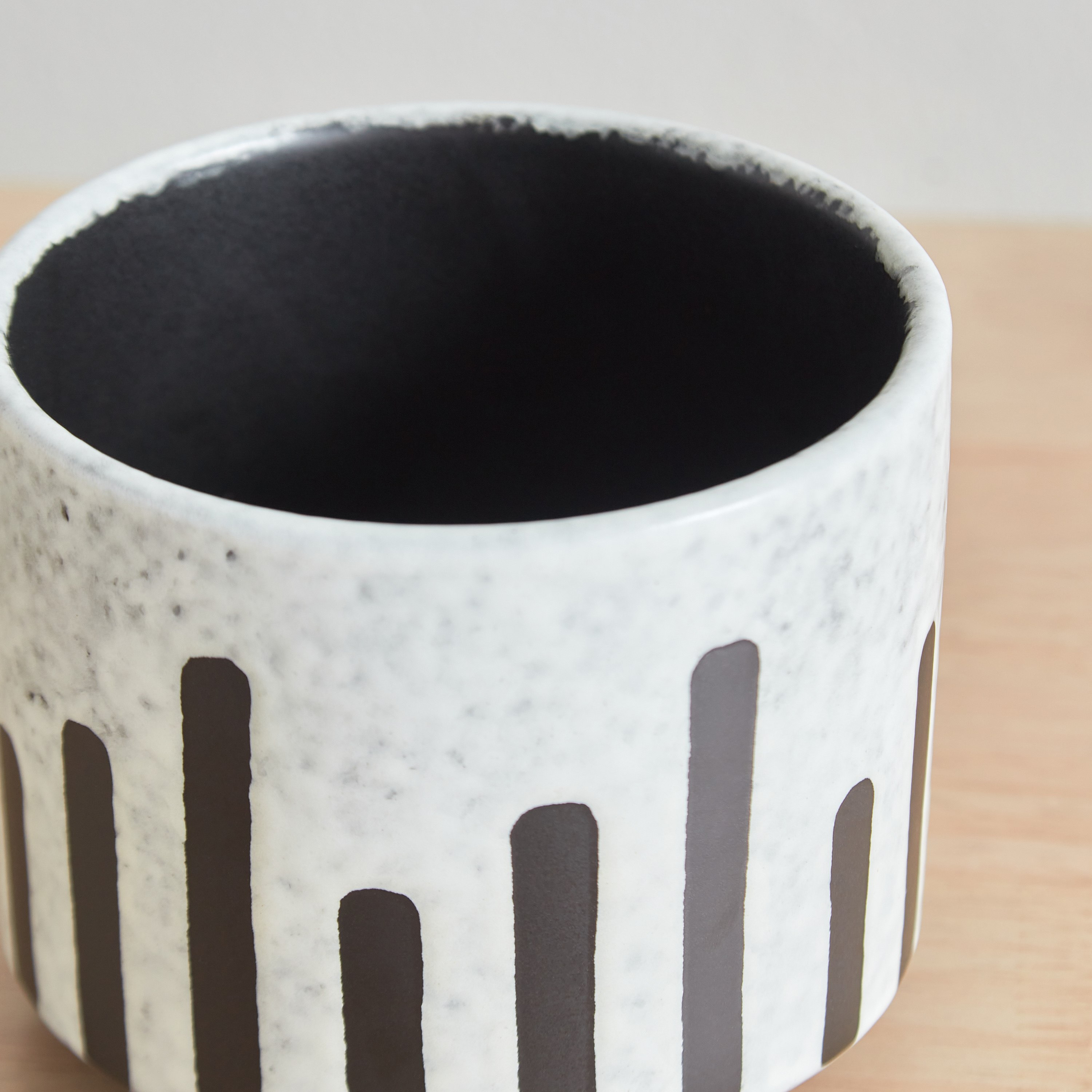 أصيص زرع سيراميك مخطط من كوين - 13x13x10.5 سم-hbxhomeware-hbxdecorandfurnishings-image-3