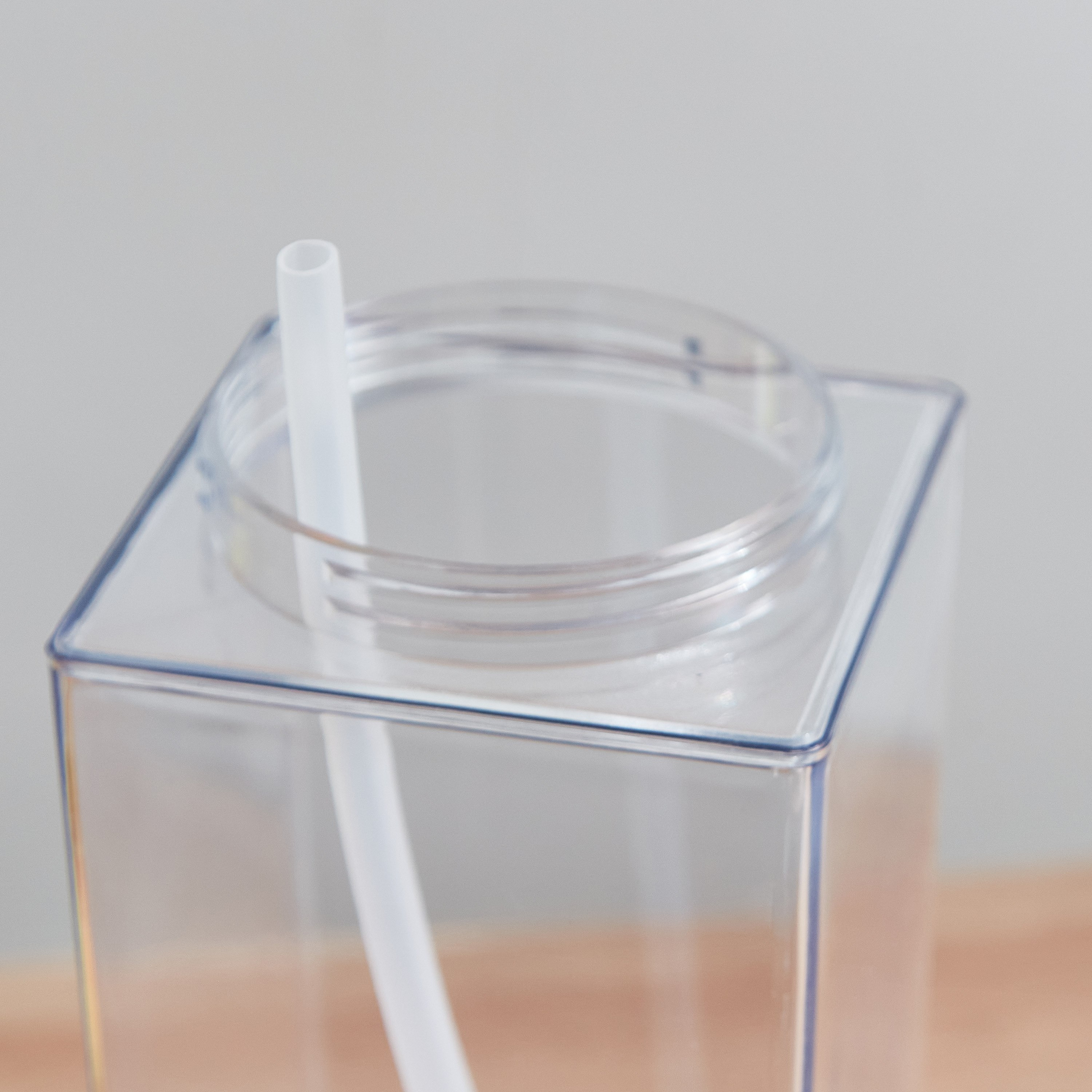 Hydra Tetra Bottle - 900 ml-hbxhomeware-diningandtabletop-bottles-image-4