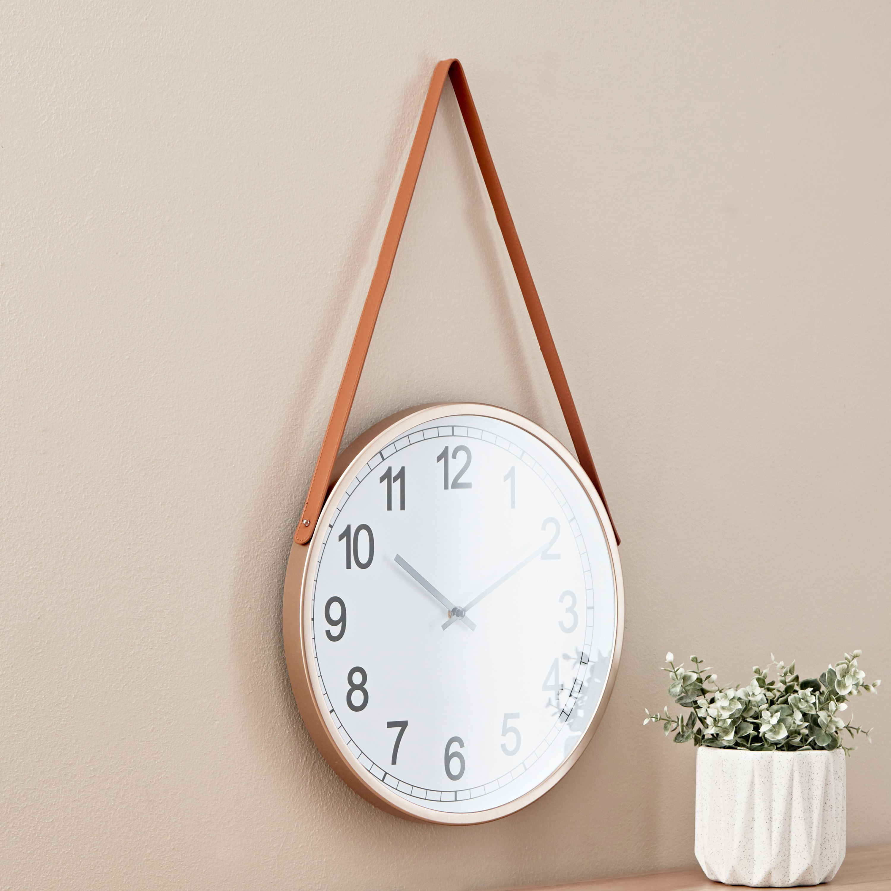 ساعة حائط مع جلد من ساراتوجا - 38x4 سم-hbxhomeware-hbxdecorandfurnishings-image-1