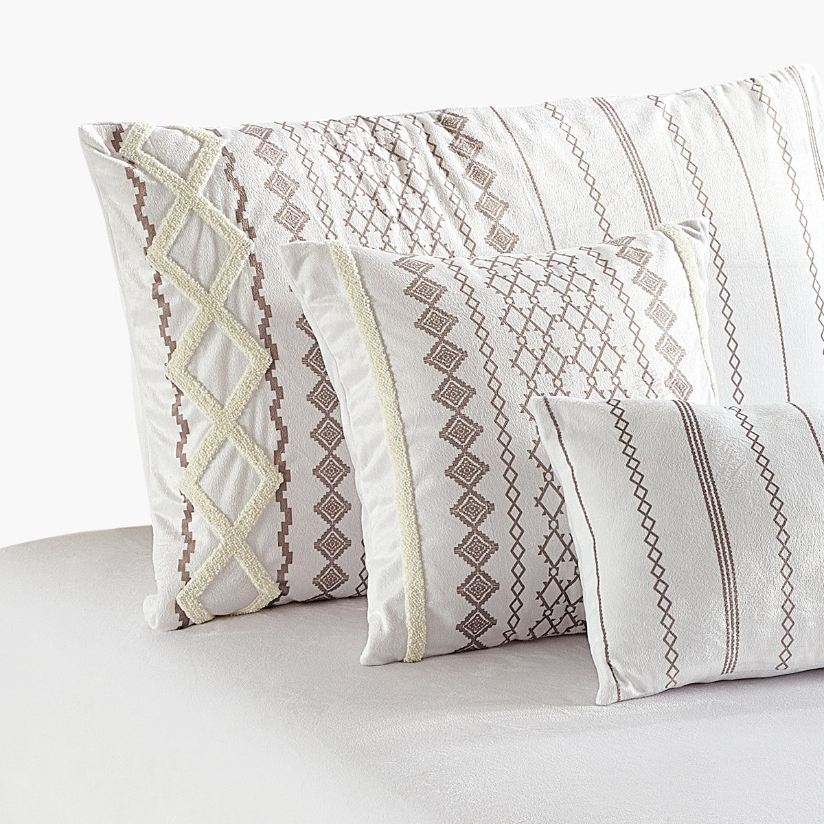 طقم لحاف كينج مخمل جاكار 7 قطع من جليد - 220x240 سم-hbxhomeware-hbxdecorandfurnishings-image-2